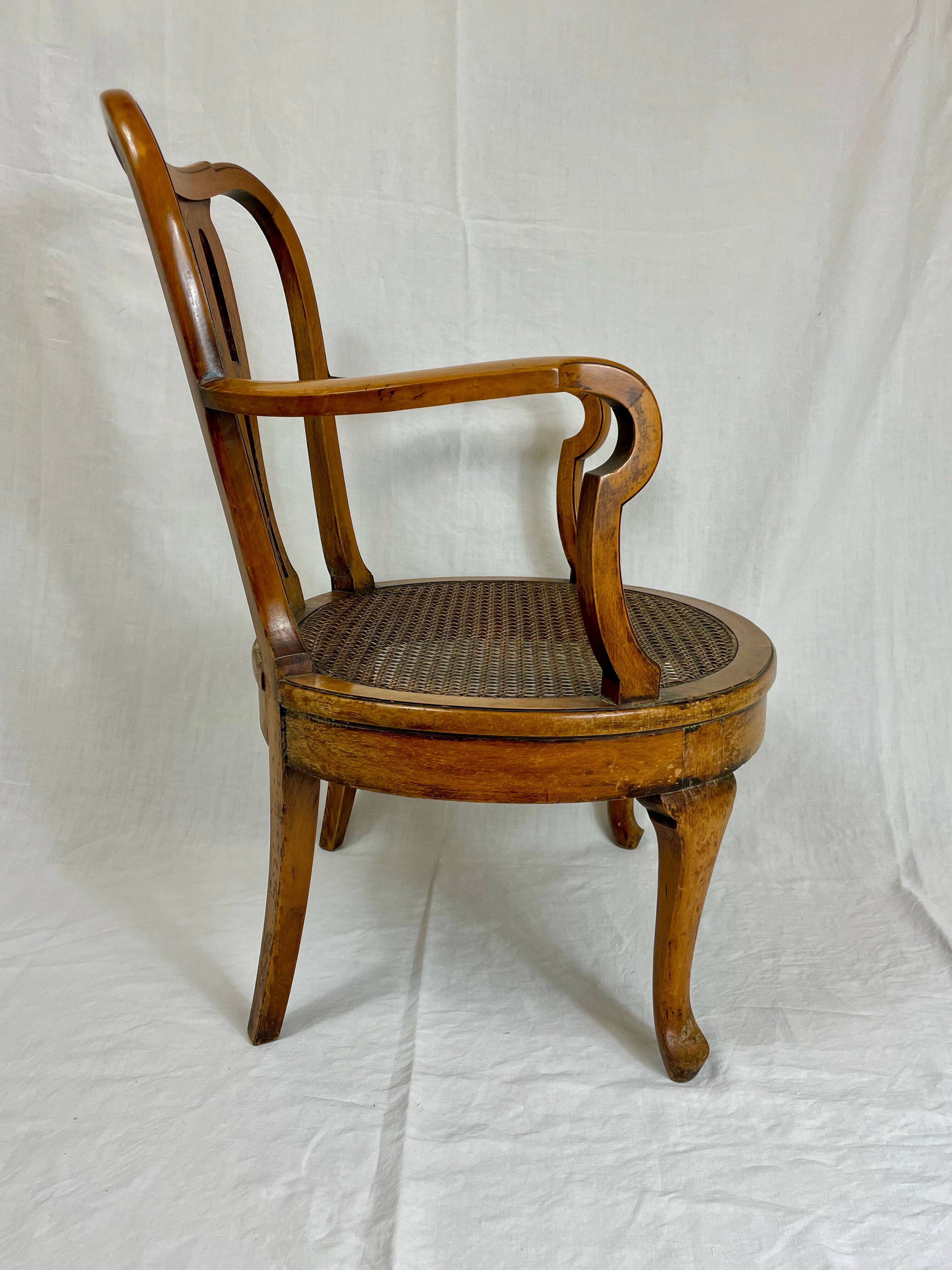 Fauteuil bas anglais en bois ajouré à assise cannée, 19e siècle