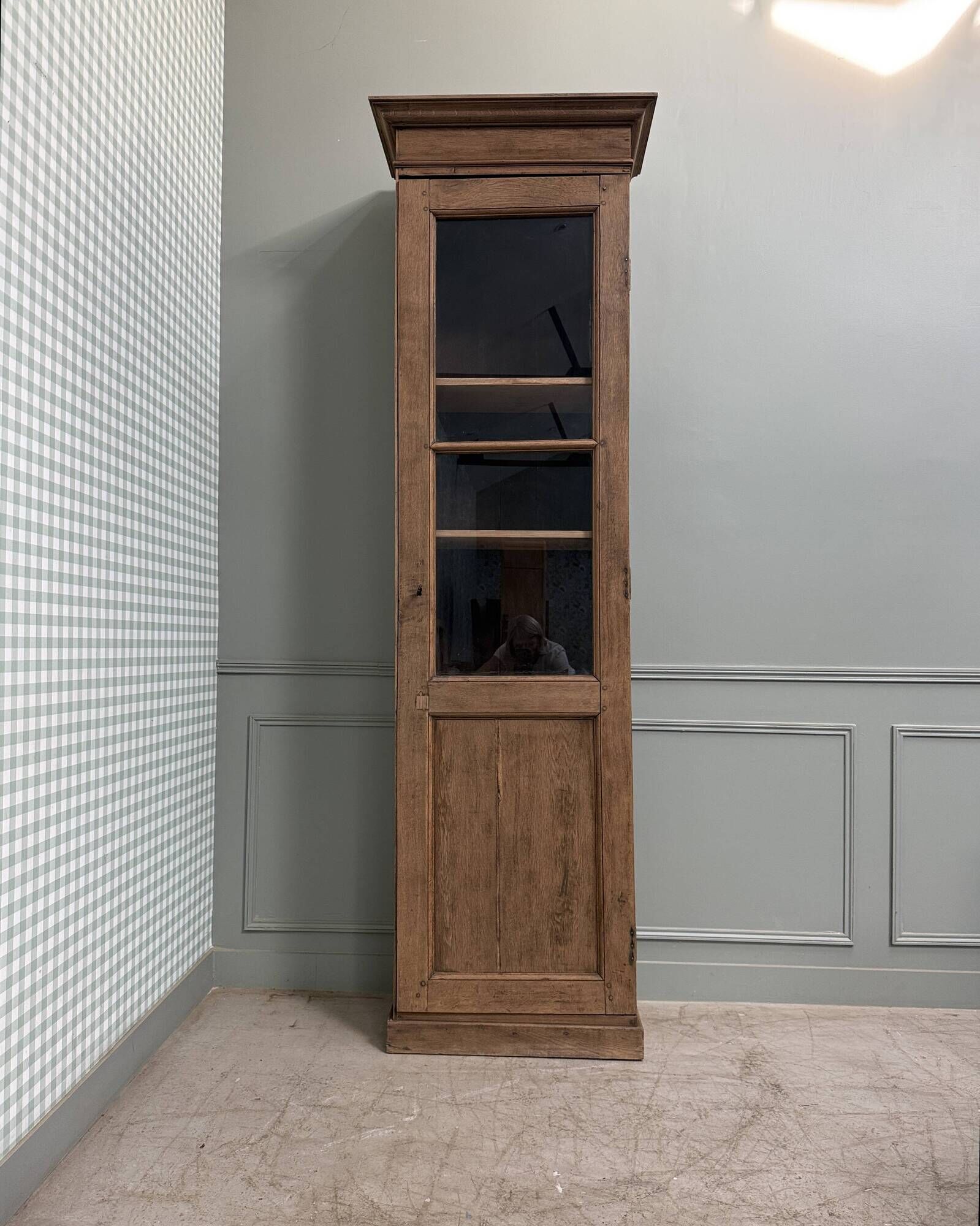 High glass-fronted oak cabinet (renovated)