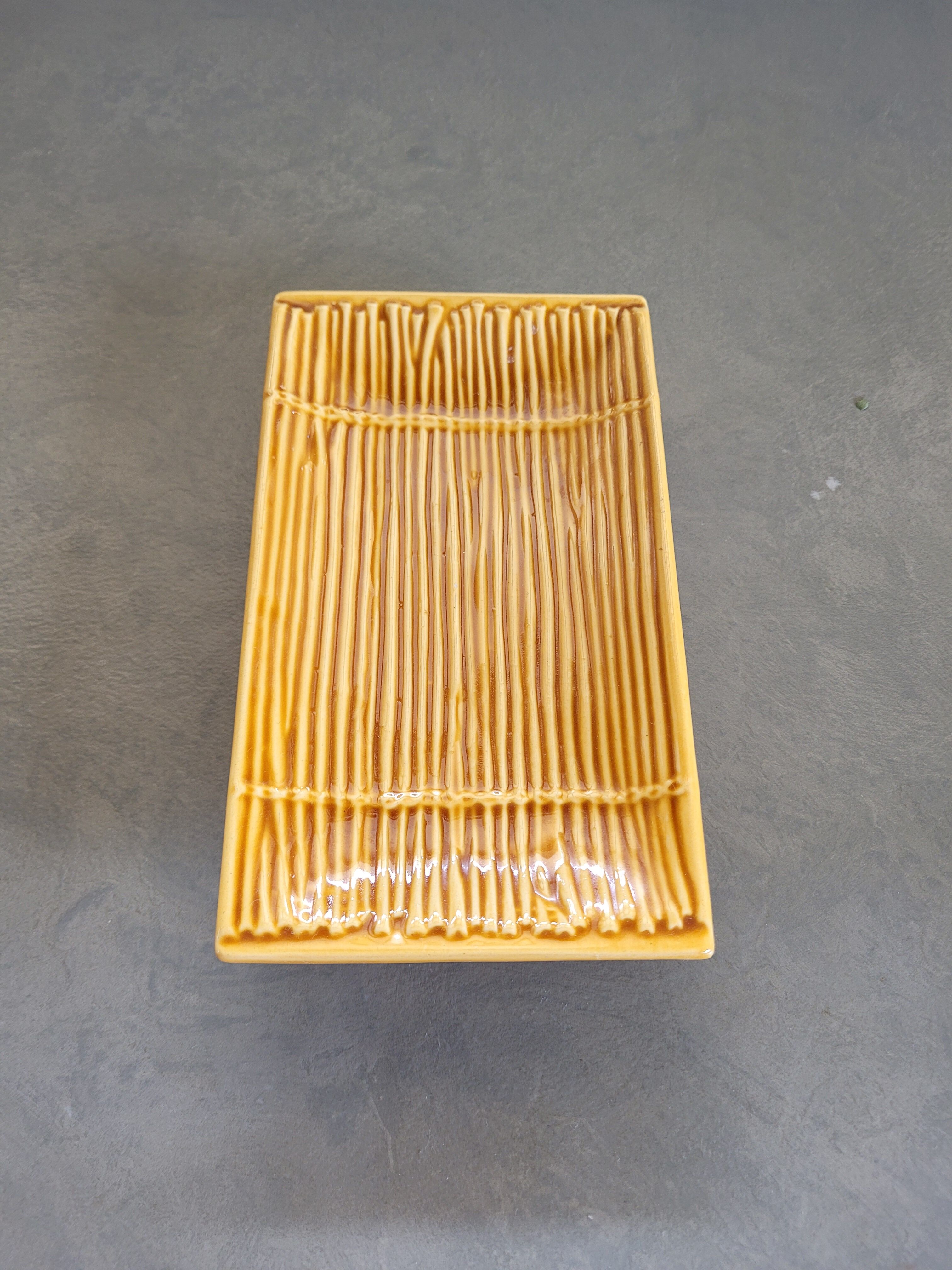 Buttermaker and its butter knife with straw pattern