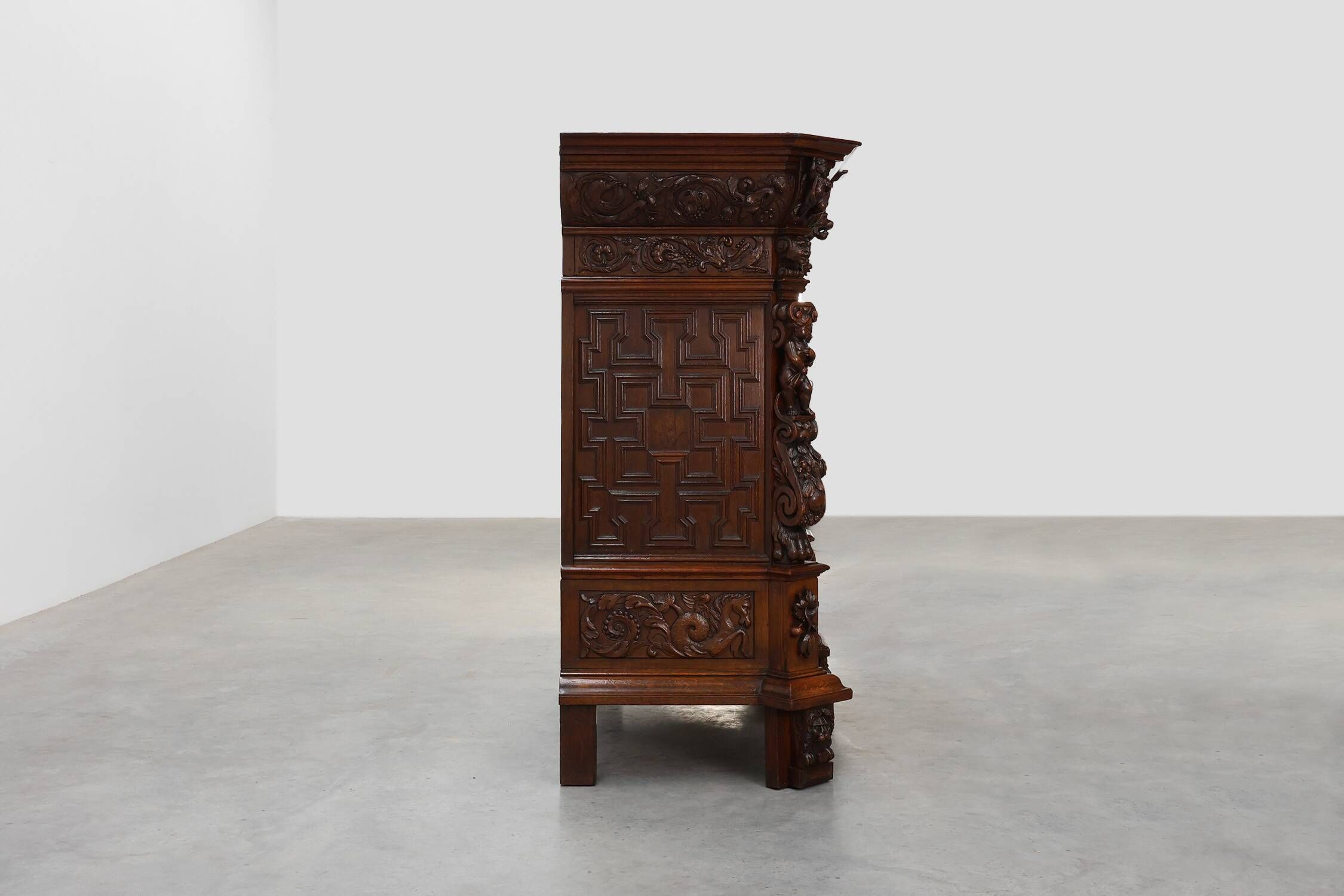 Flemish renaissance "beeldenkast" cabinet in oak wood Antwerp, ca. 1630