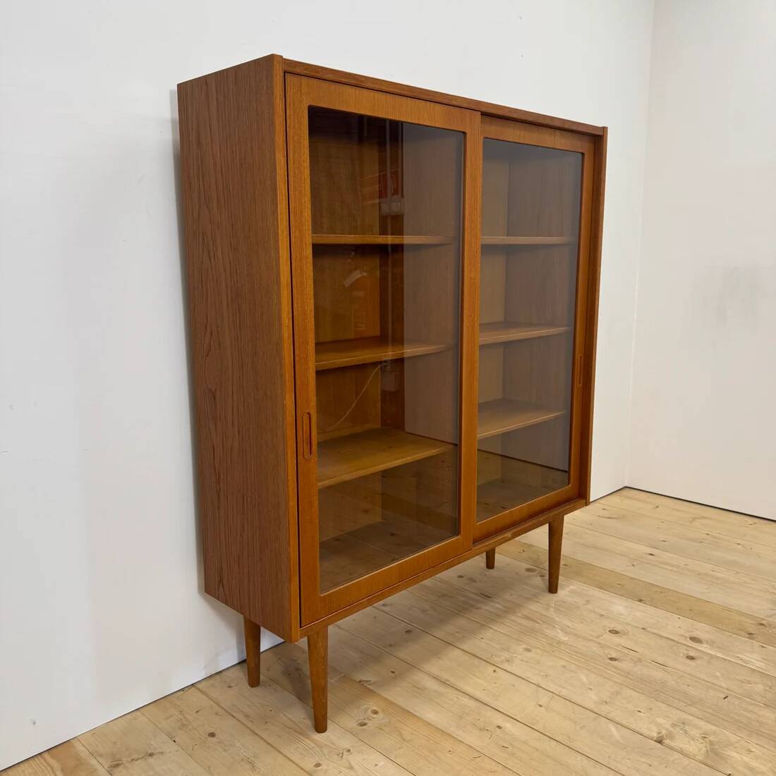 Meuble en teck avec portes coulissantes en verre, Danemark 1960
