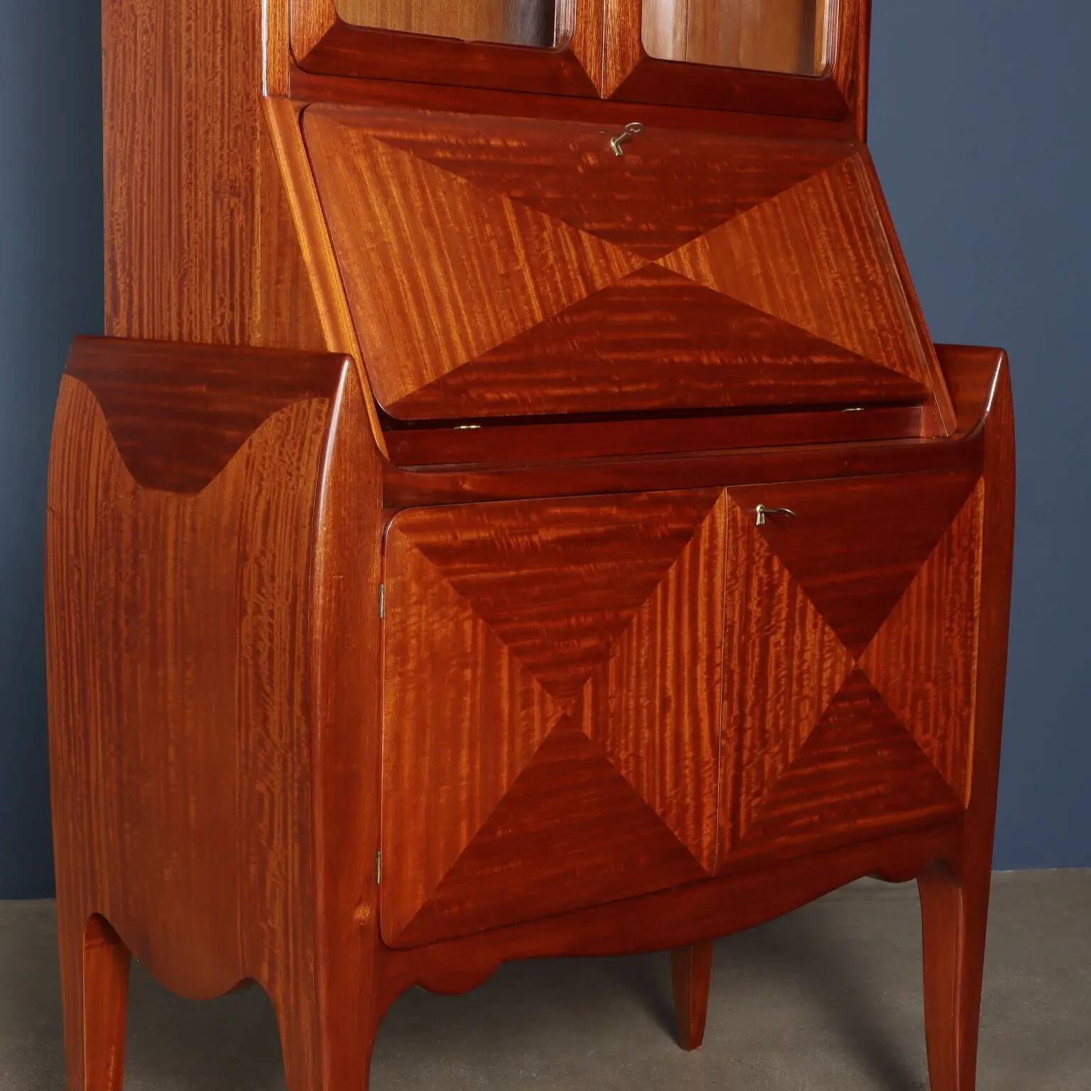 Vintage trumeau in mahogany veneer, Italy, 1950s.