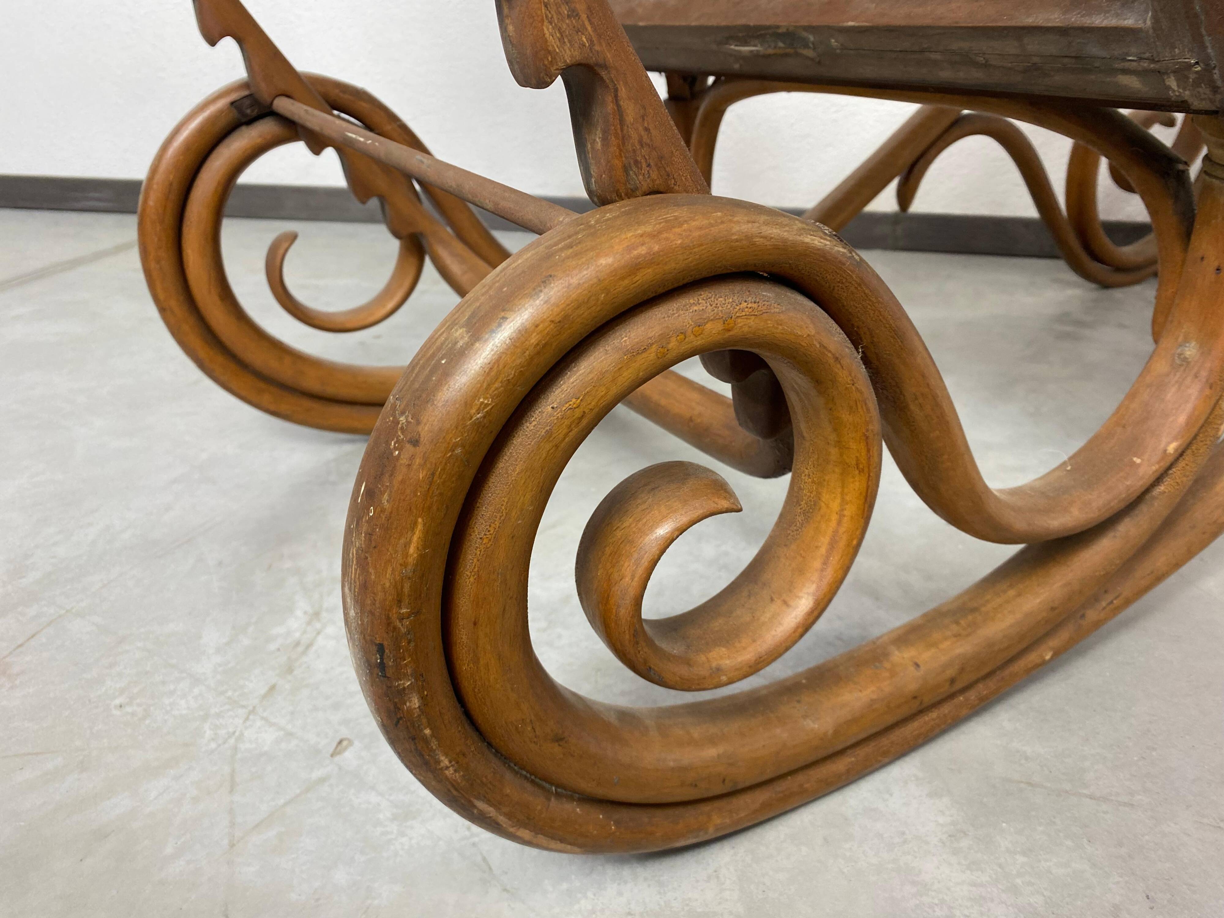 Lit de jour en bois courbé n°2 par Thonet