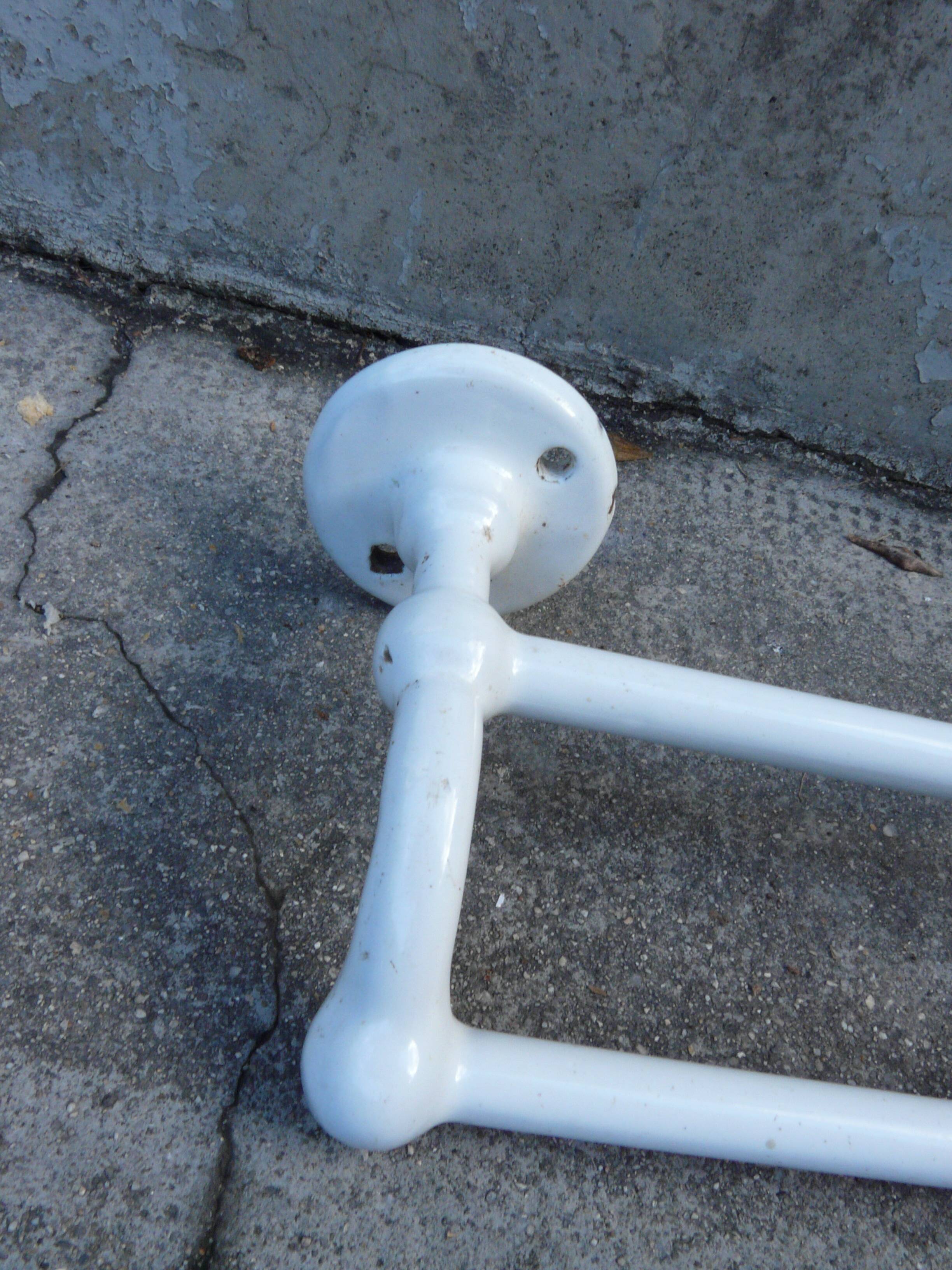 White double towel rack in enameled cast iron