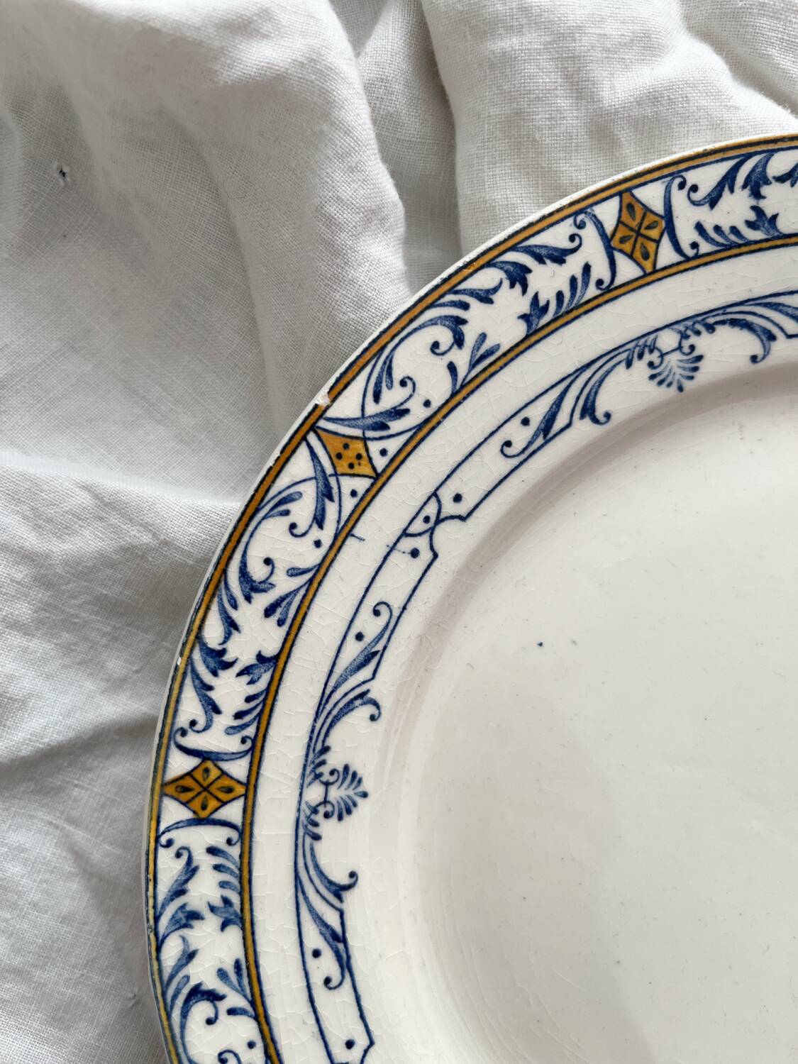 4 assiettes à dessert en terre de fer « Colbert » Creil et Montereau