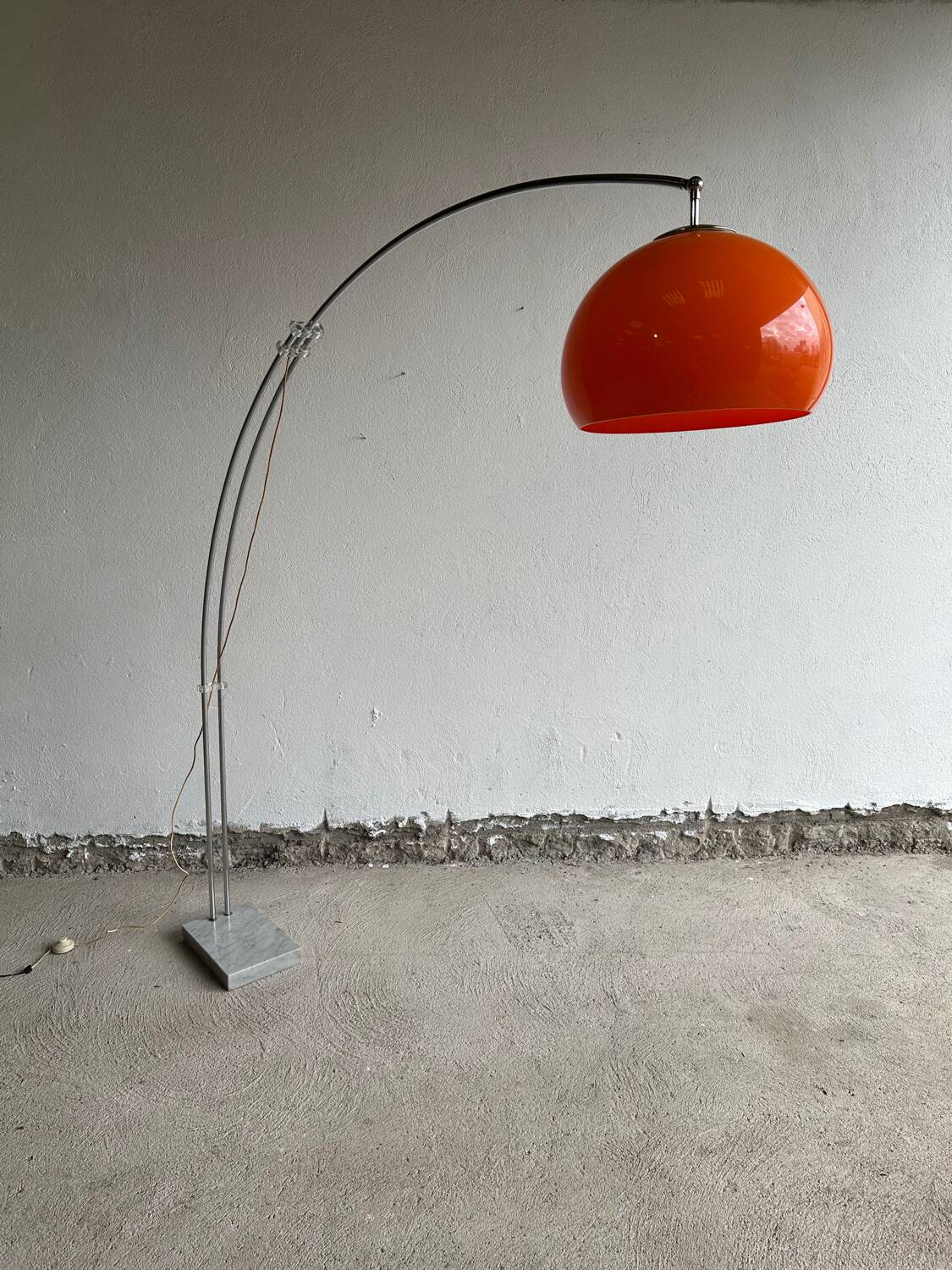 Lampadaire arc orange, design Italien 1970