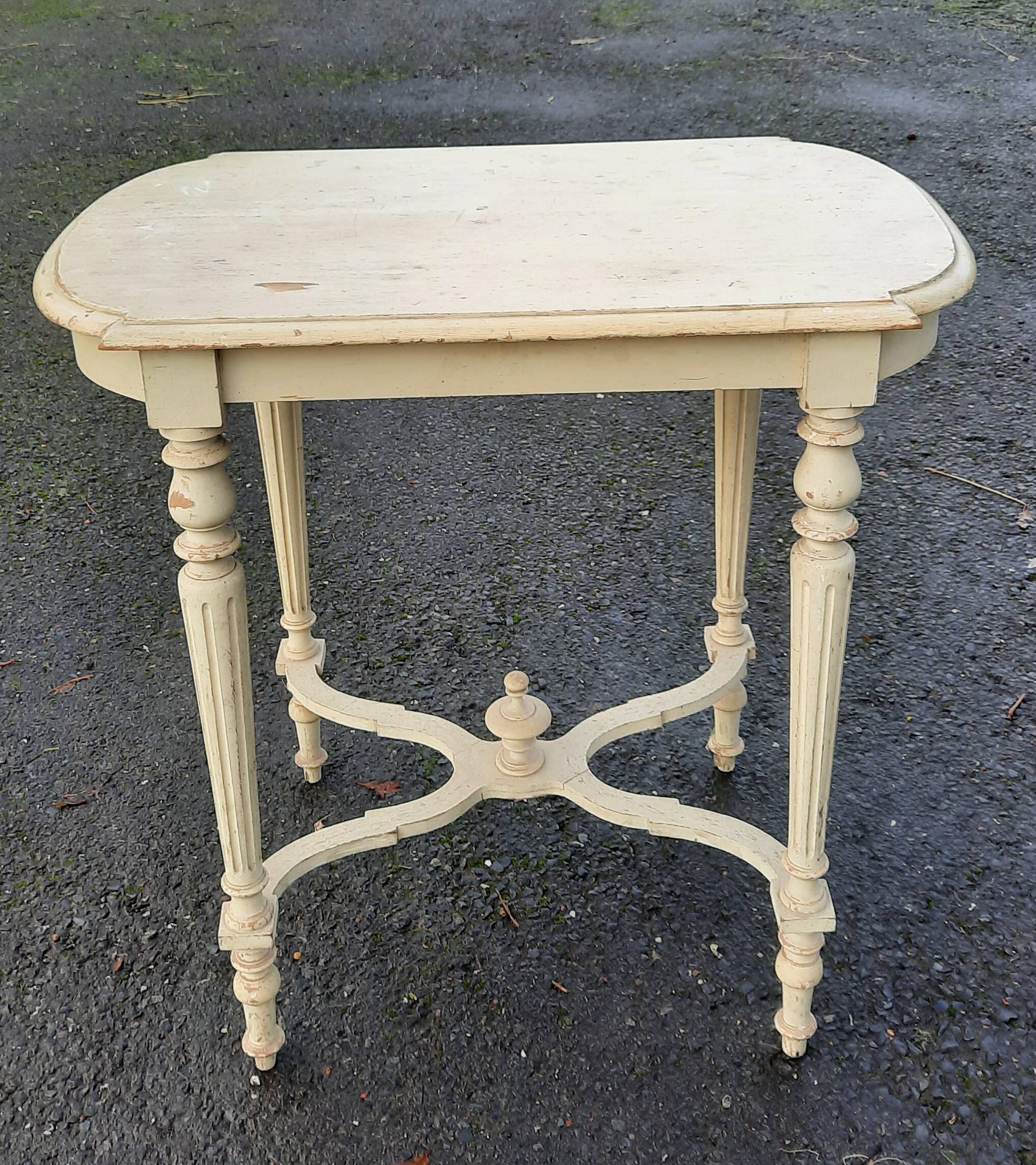 Center table in white lacquered wood