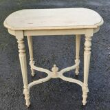 Center table in white lacquered wood