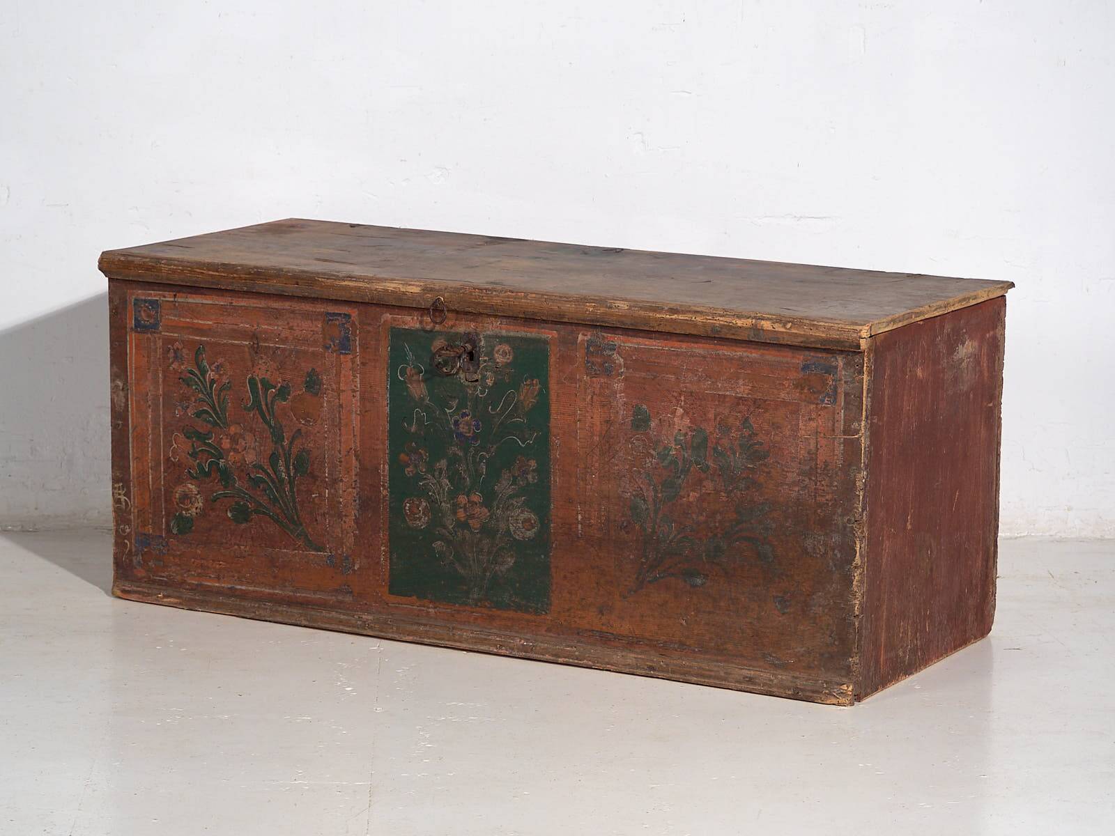 Antique trunk with floral motifs (c.1920) #24