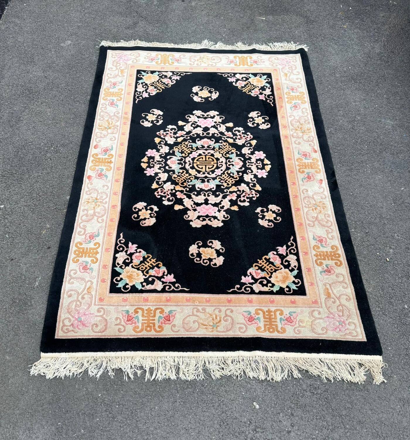Superb vintage Chinese rug in black wool. Beijing, circa 1950