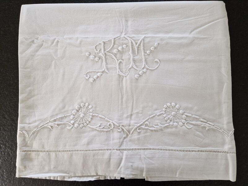 Old linen sheet - encrypted rm - with openwork border and embroidered with flowers - dimensions: 300x220cm