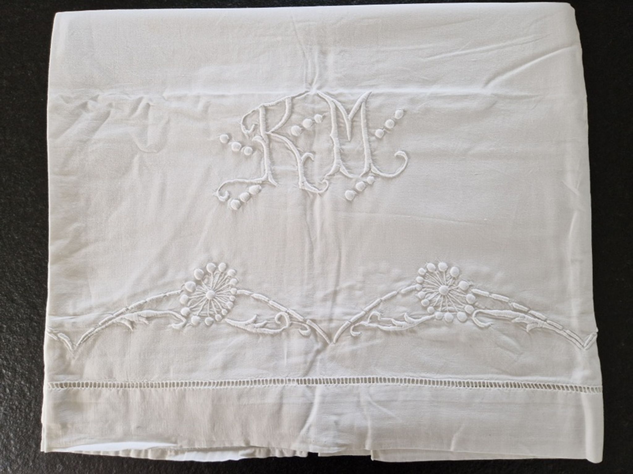 Ancien drap en lin - chiffré rm - avec liseré ajouré et brodé de fleurs - dimensions : 300x220cm