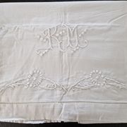 Ancien drap en lin - chiffré rm - avec liseré ajouré et brodé de fleurs - dimensions : 300x220cm