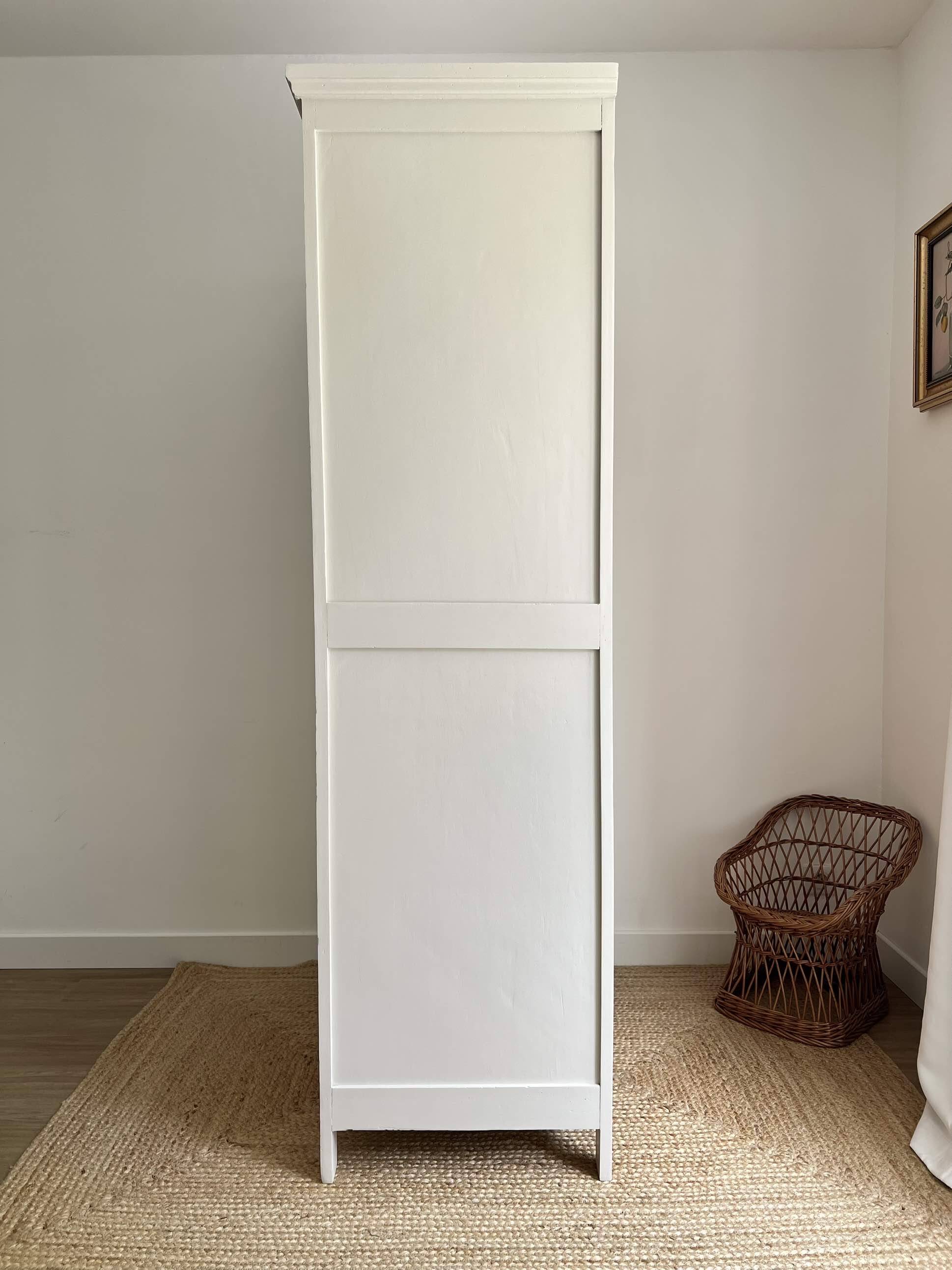 Armoire bonnetière parisienne