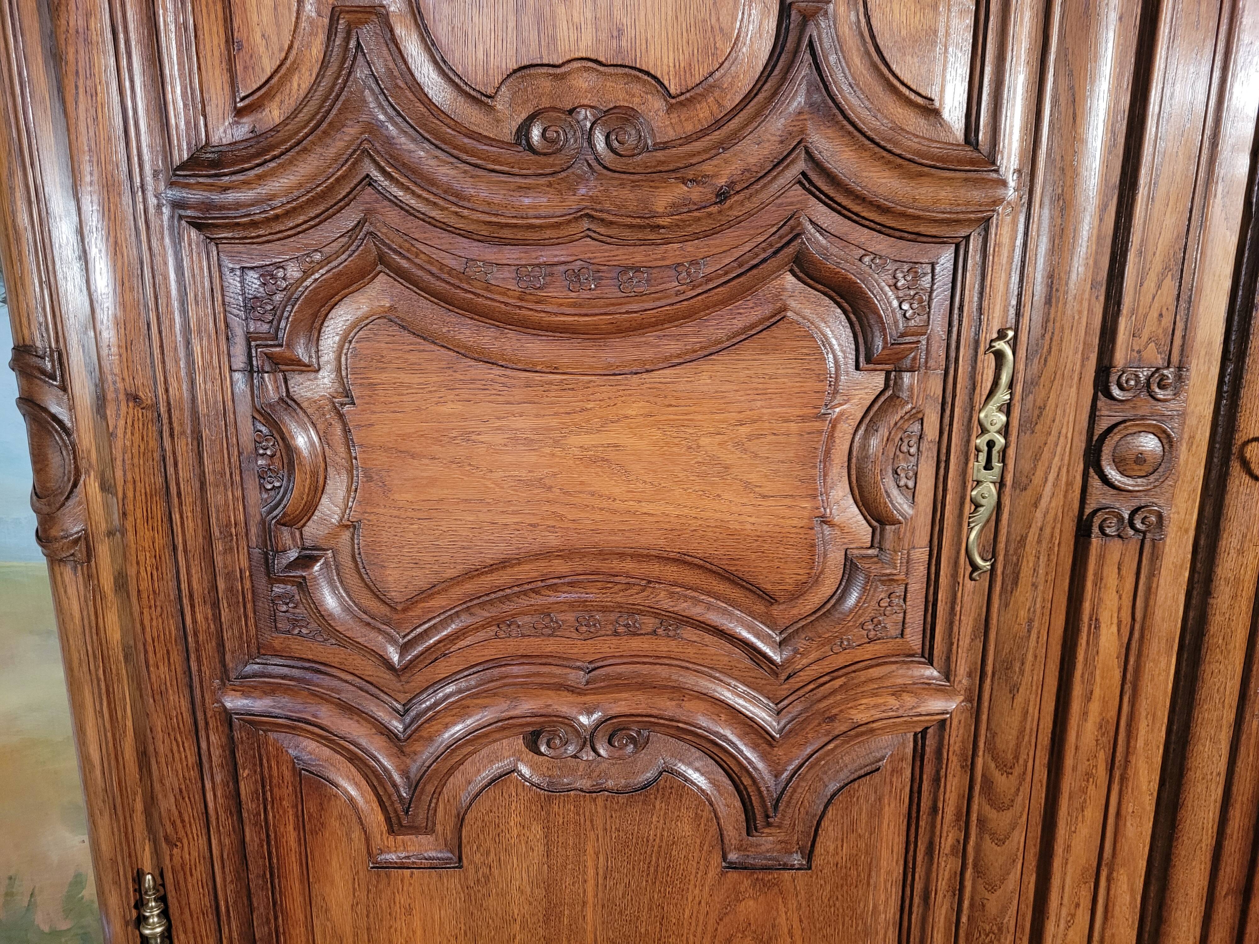 Armoire époque Louis XIV en chêne sculptée