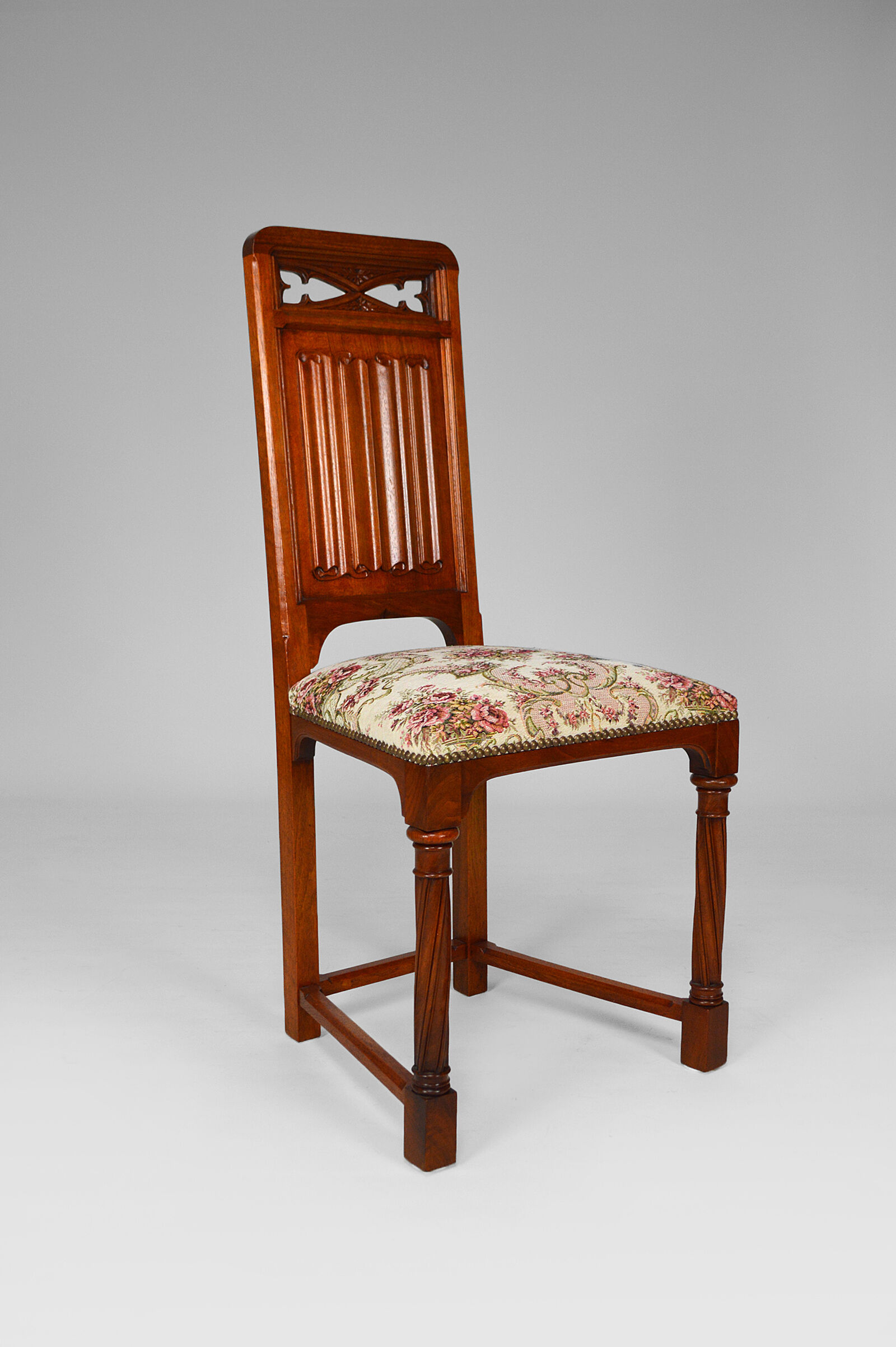 Pair of neo-Gothic chairs in Carved Walnut circa 1890