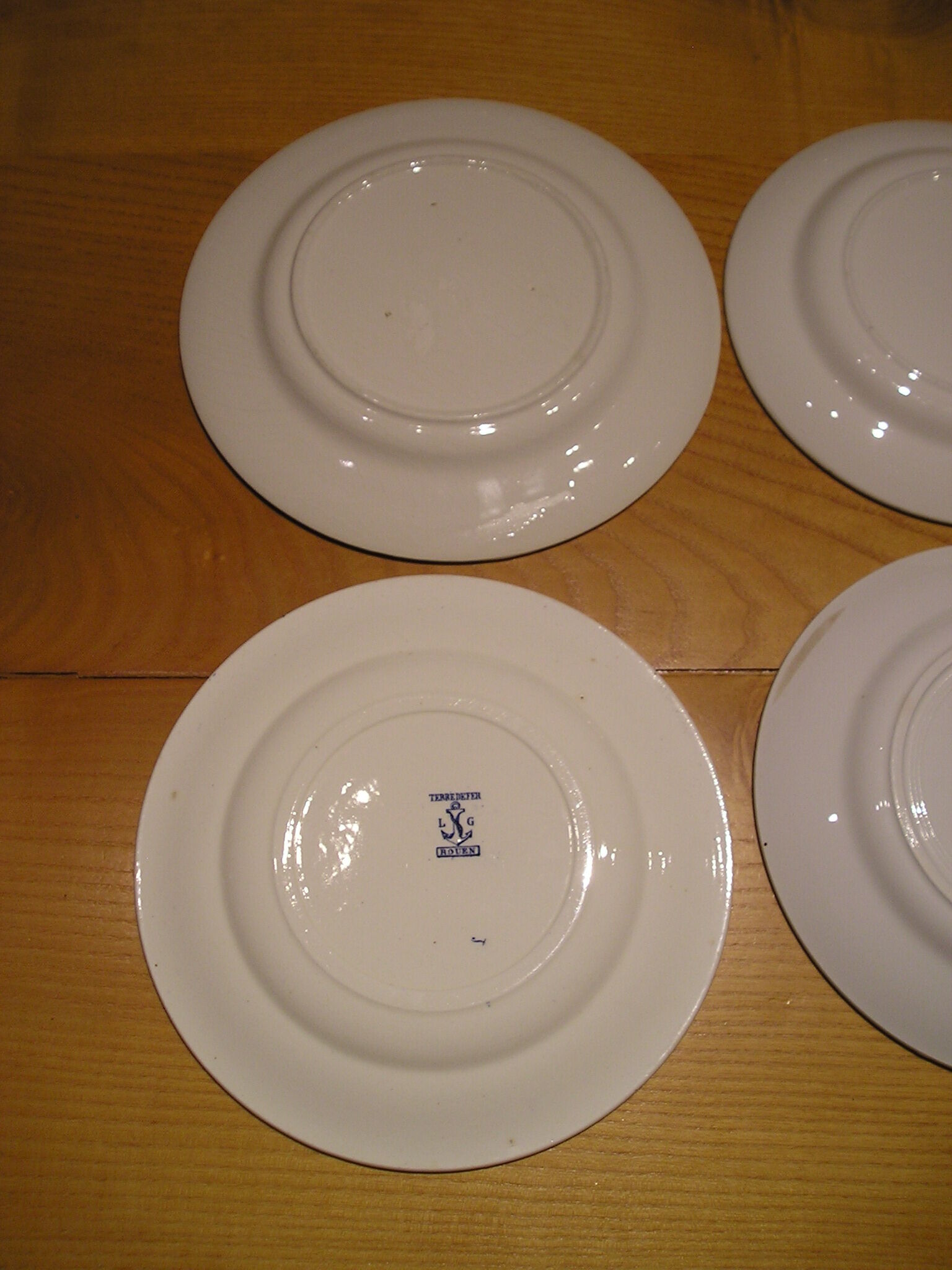 Set of 6 different flat plates