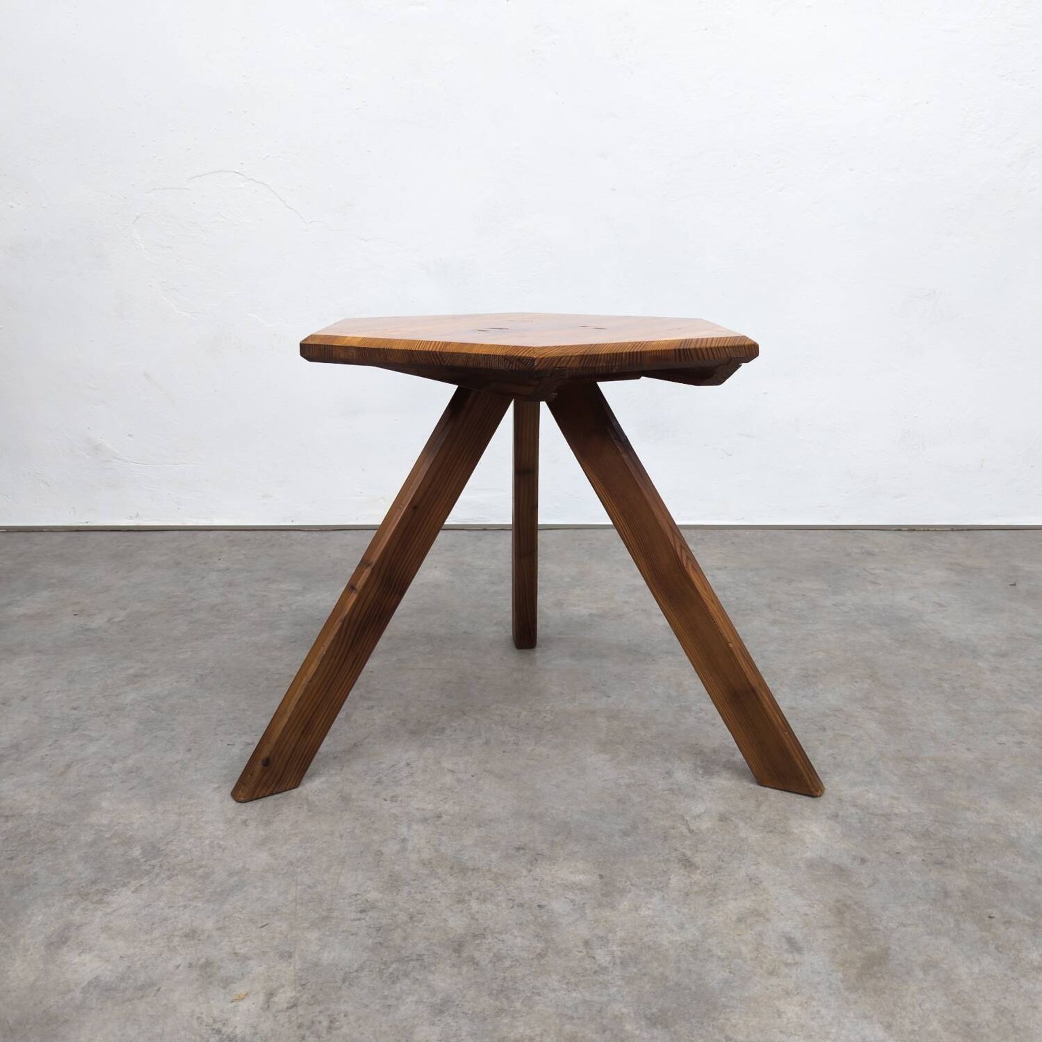 Table d'appoint brutaliste française en pin, années 1970