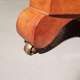 Round central foot table.