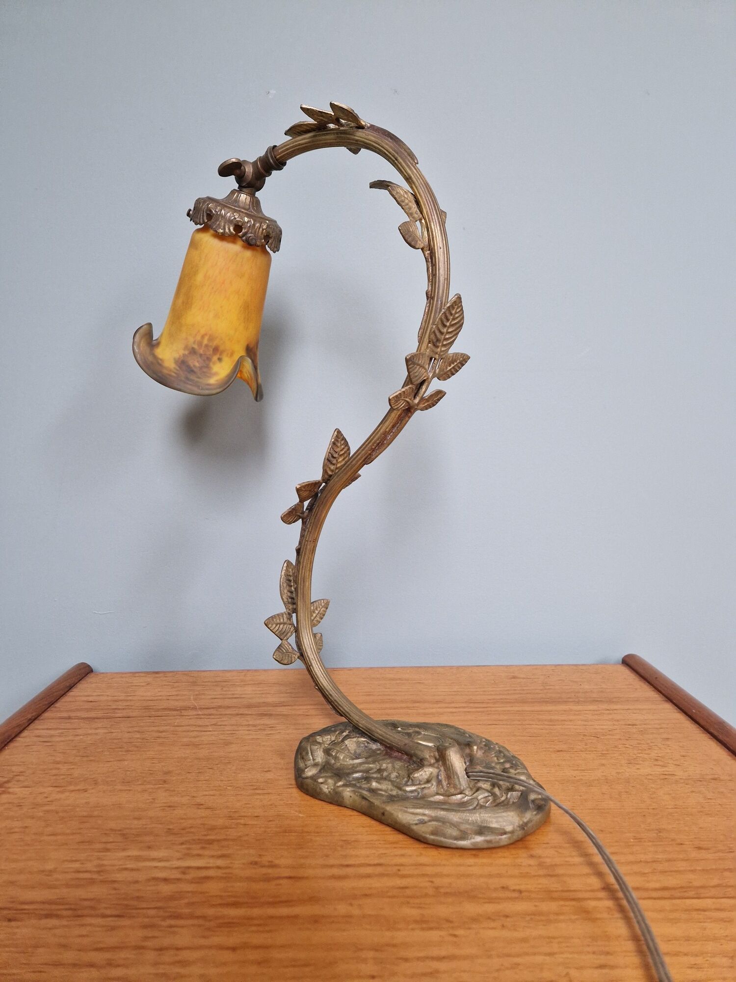 Art Nouveau lamp in bronze with a tulip signed LN (Lunéville)