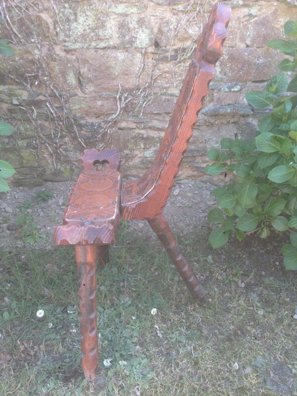 Chaise tripode brutaliste de voyage de conquistadors en sapin et cuir marouflé