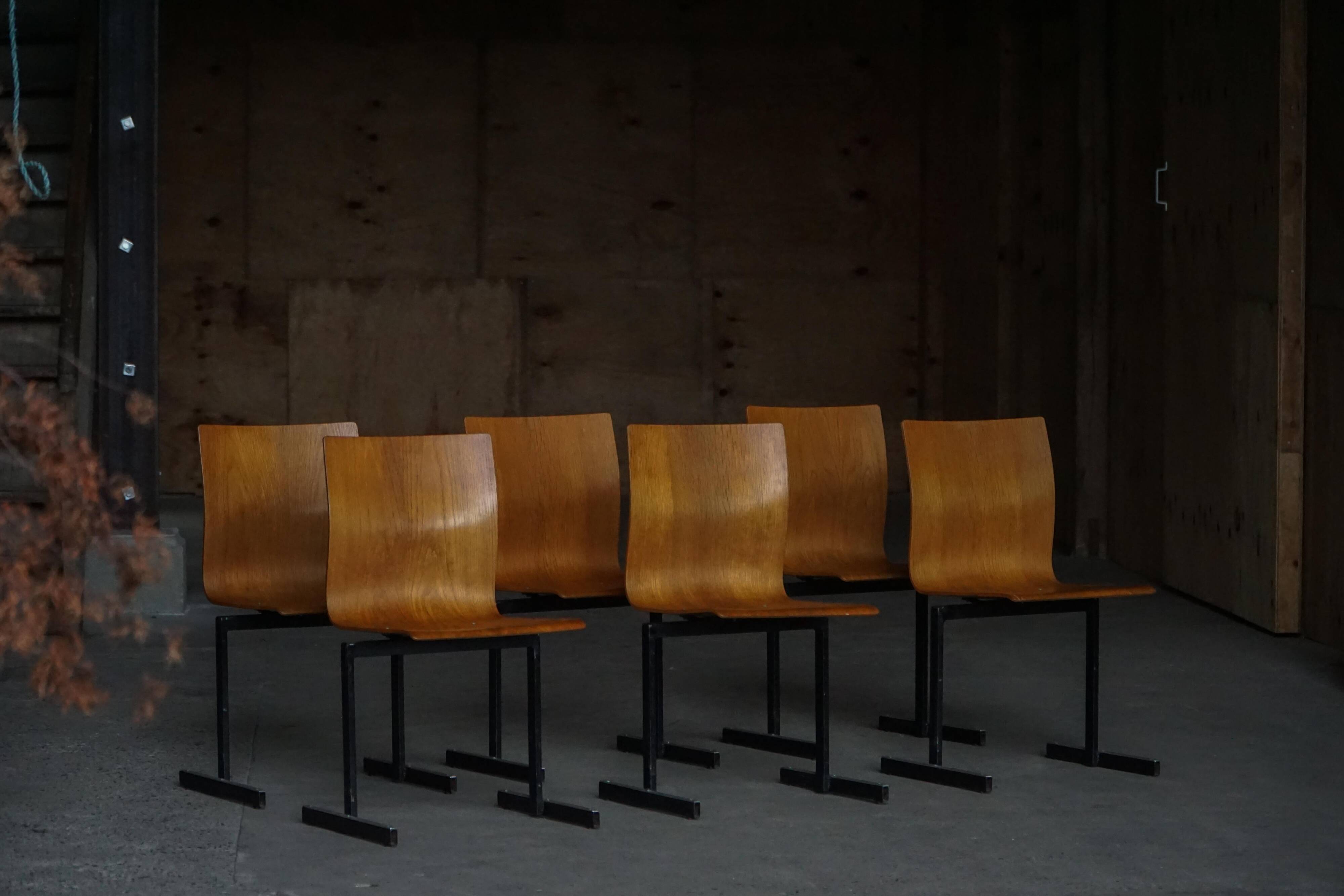 Set of 6 industrial stackable chairs by Niels Larsen, black metal and oak, 1960s.