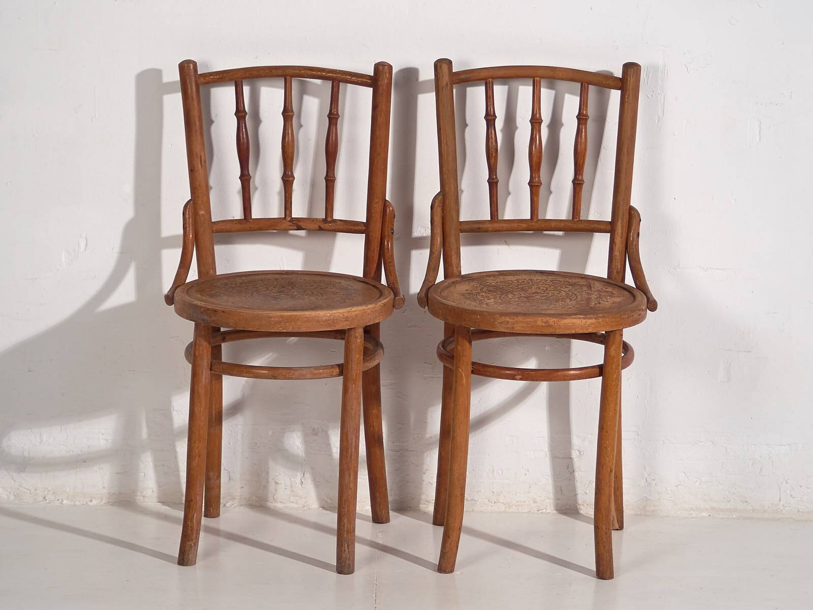 Anciennes chaises Thonet avec assise gravée (c.1920). Ensemble de 2 pièces