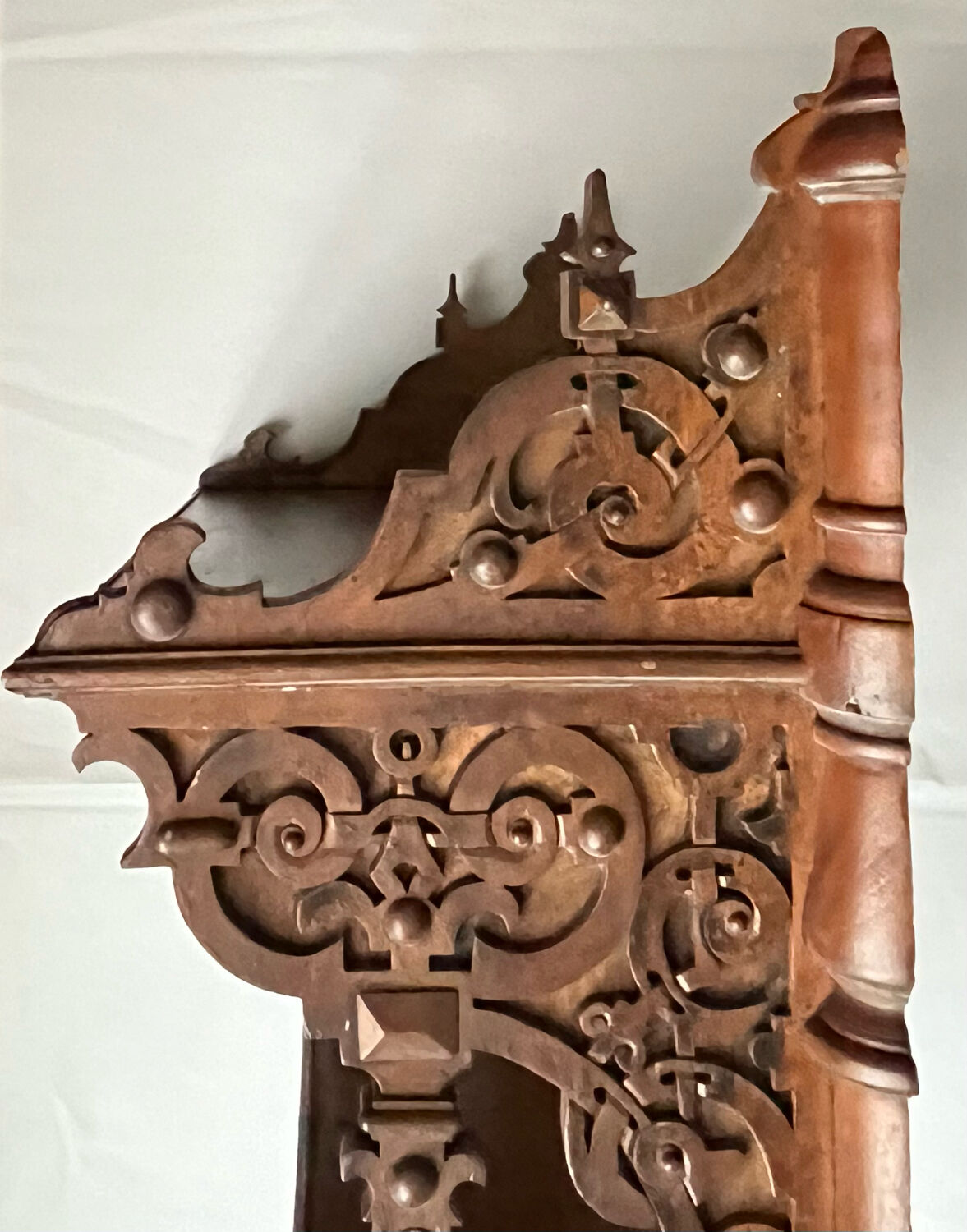Étagère ancienne en bois sculpté