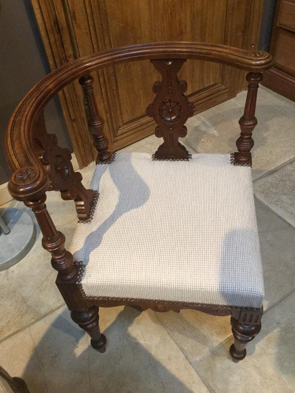 Paire de fauteuils de coin de style Louis XVI début 20ème