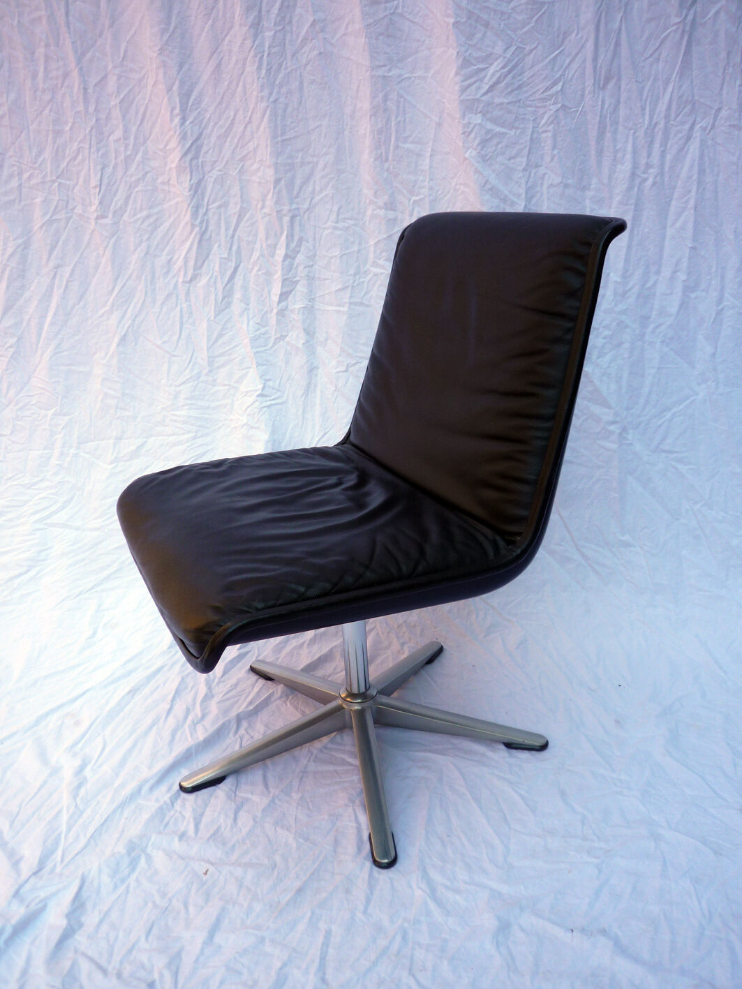 Leather chair on central foot