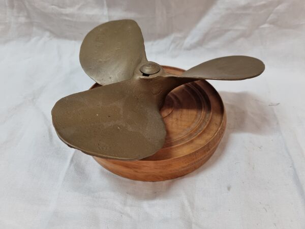 Hélice de bateau en bronze sur bois
