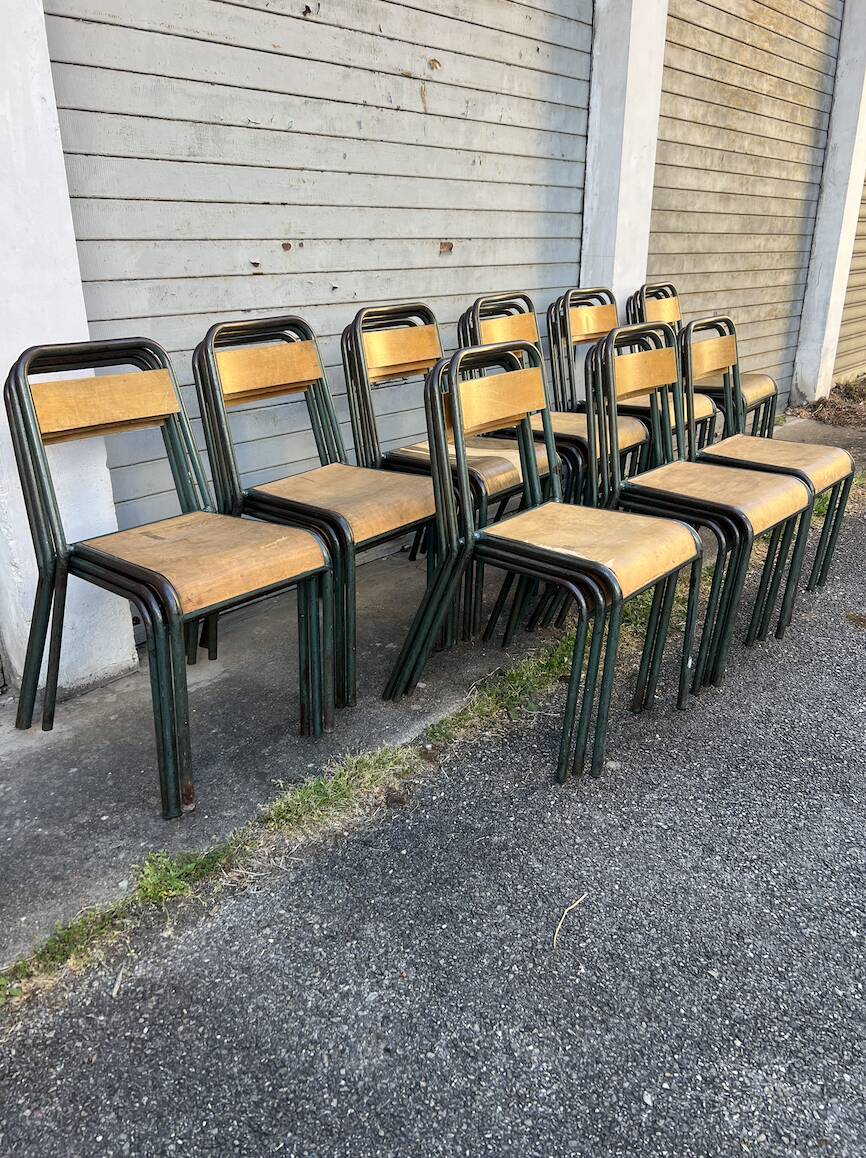 (Lot) 26 old school/bistro chairs Stella