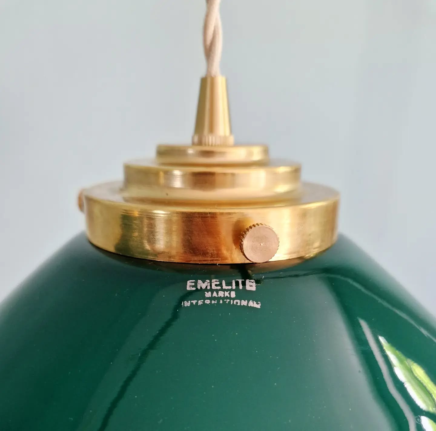 Duo de suspensions coniques en opaline verte, style Art Déco