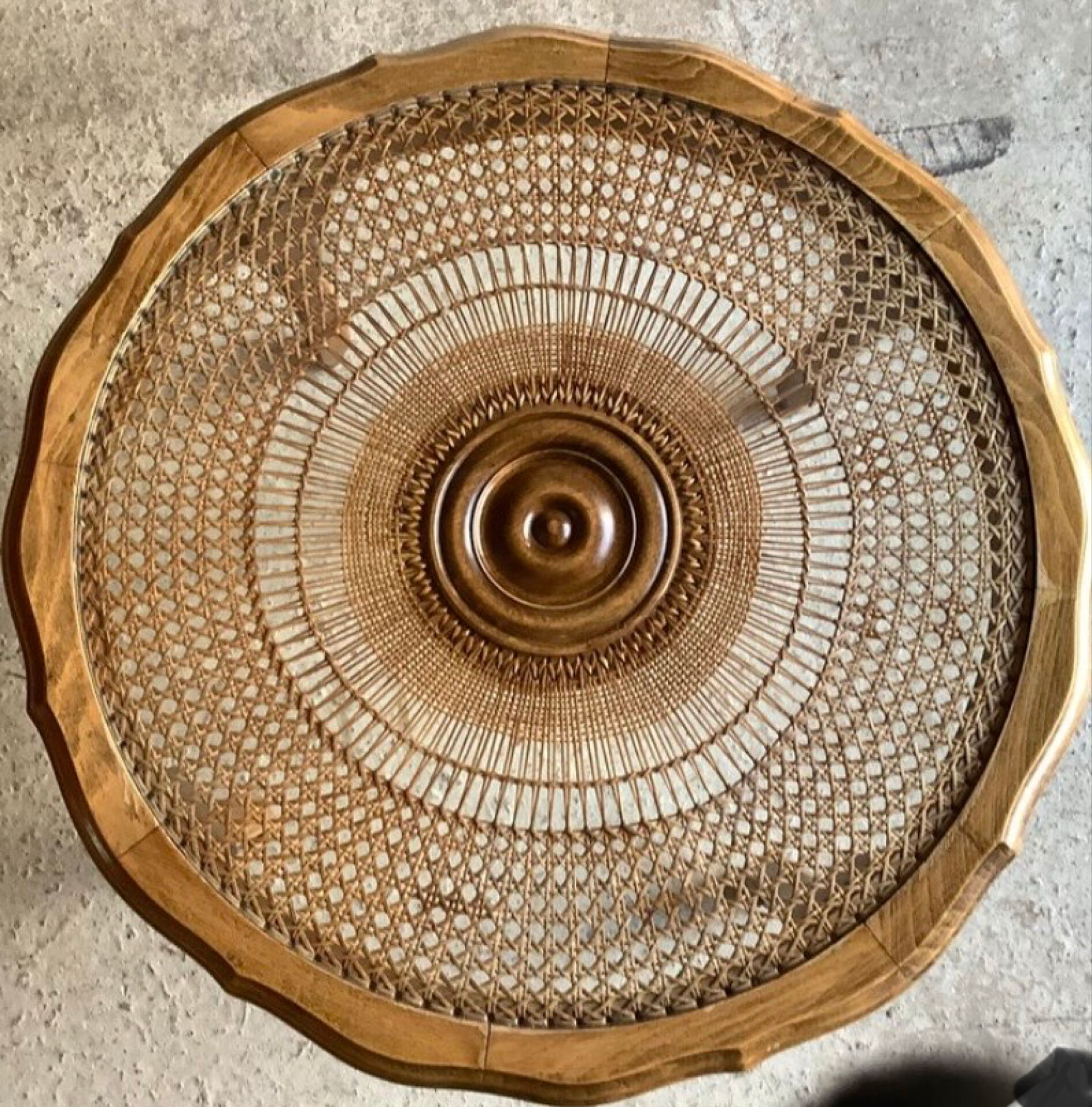 Table basse ronde — cannage, rosace & plateau verre — bois doré