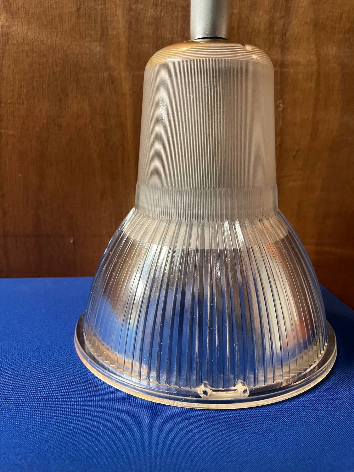 2 suspensions en verre Holophane 1950
