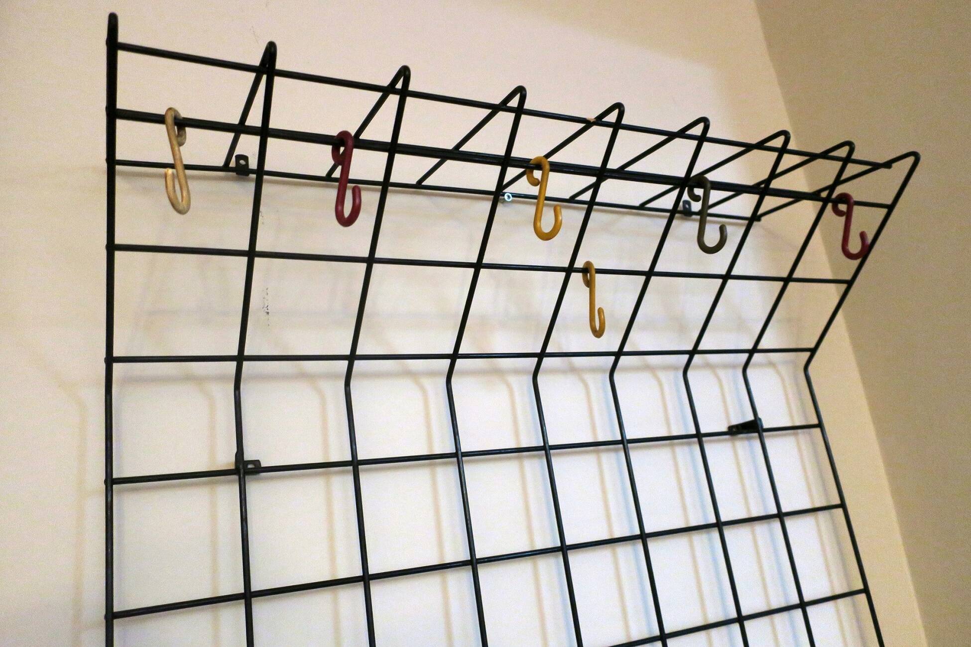 Porte-manteau et porte-chapeaux mural en métal String, années 1950