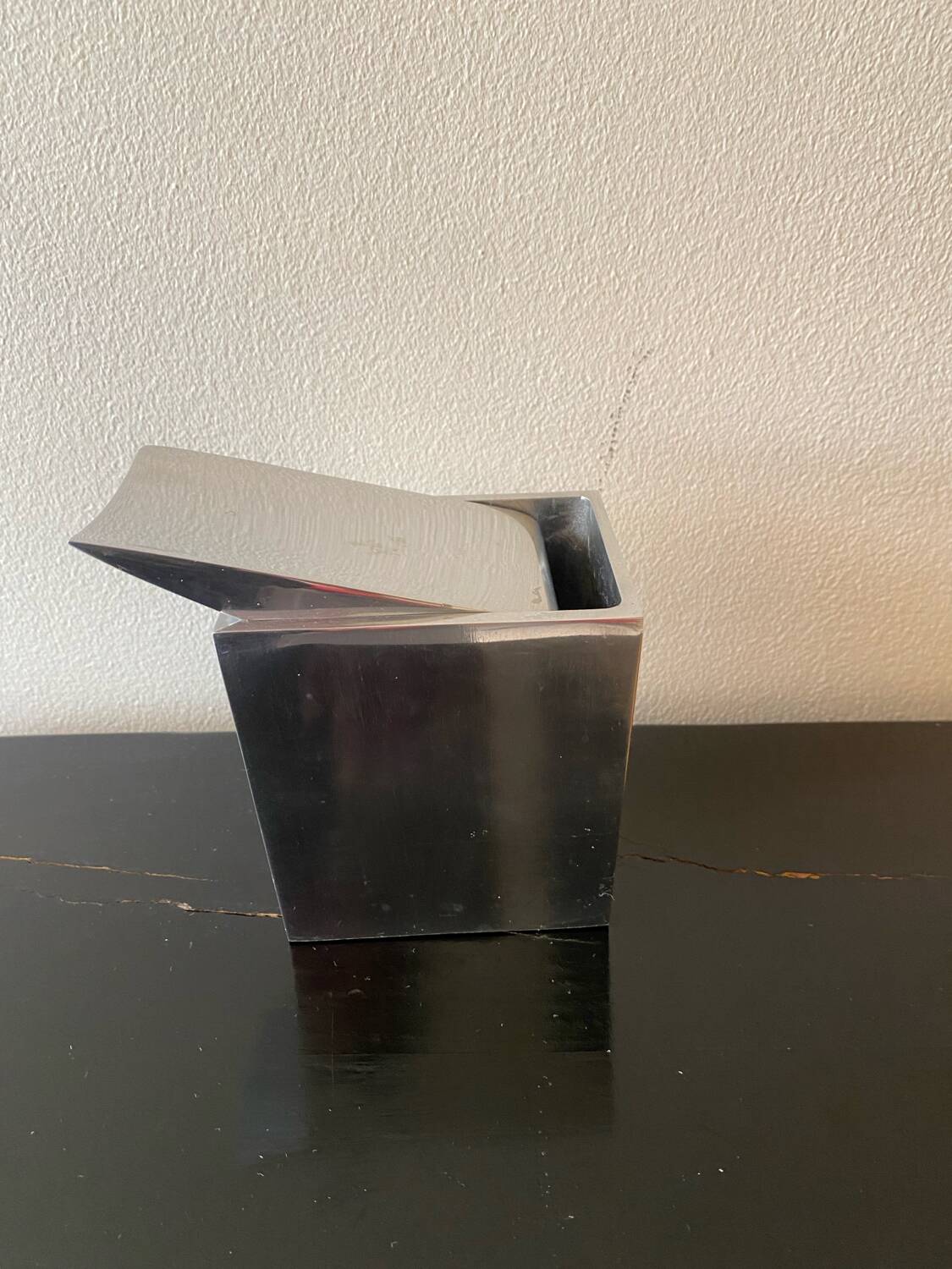 XO ashtray by Starck Model Ray Hollis