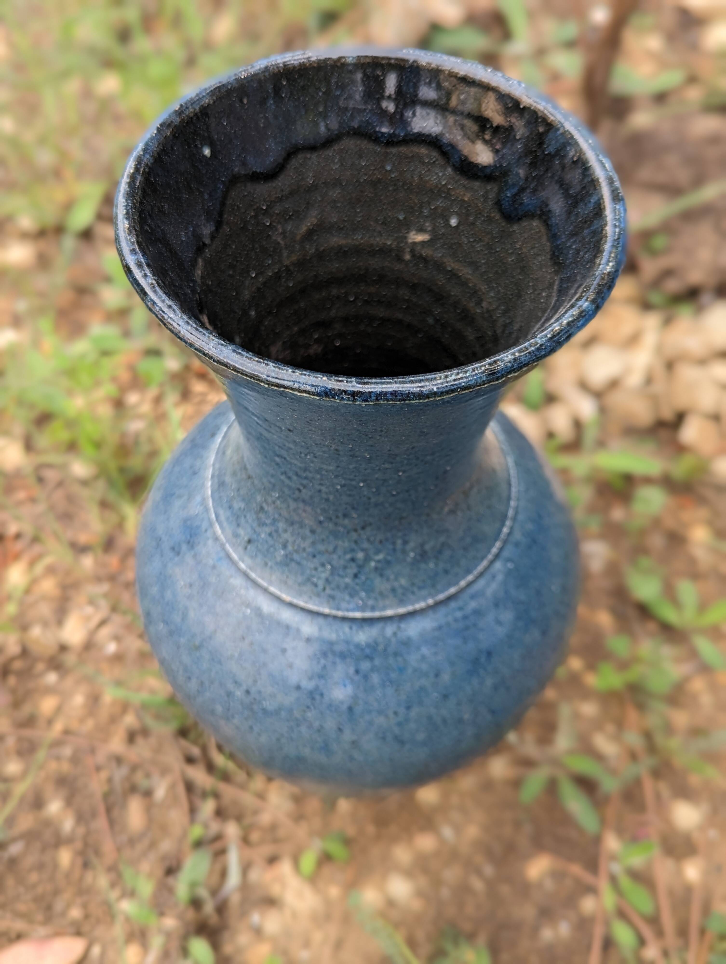 Accolay, ceramic vase