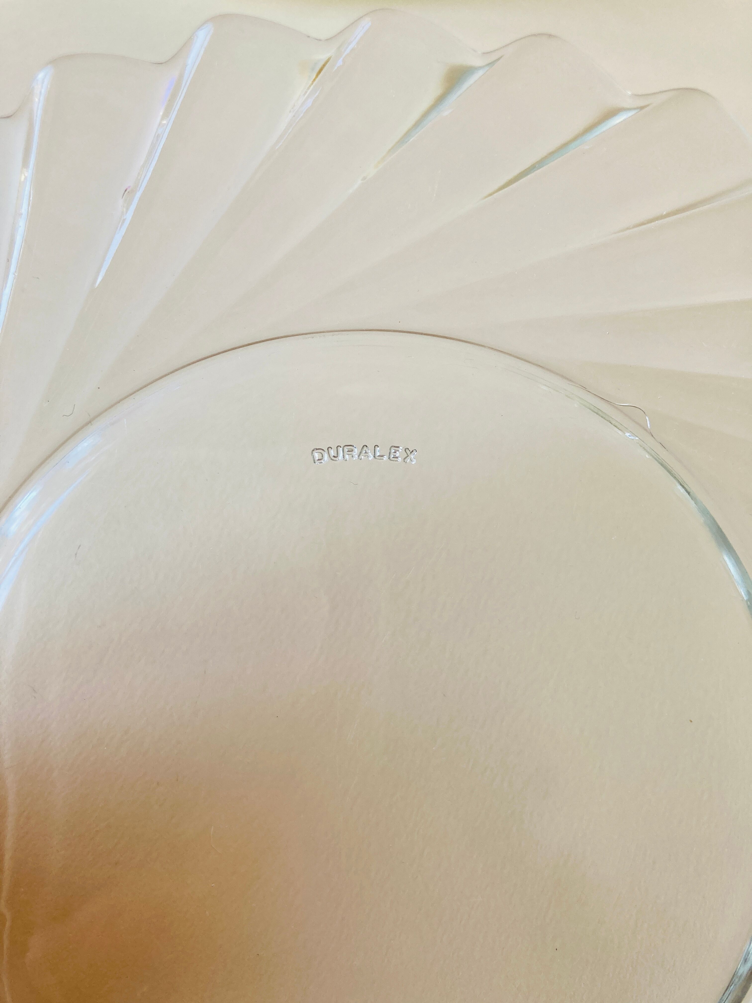 10 small plates in Duralex glass in the shape of flowers - retro-cuisine-vintage