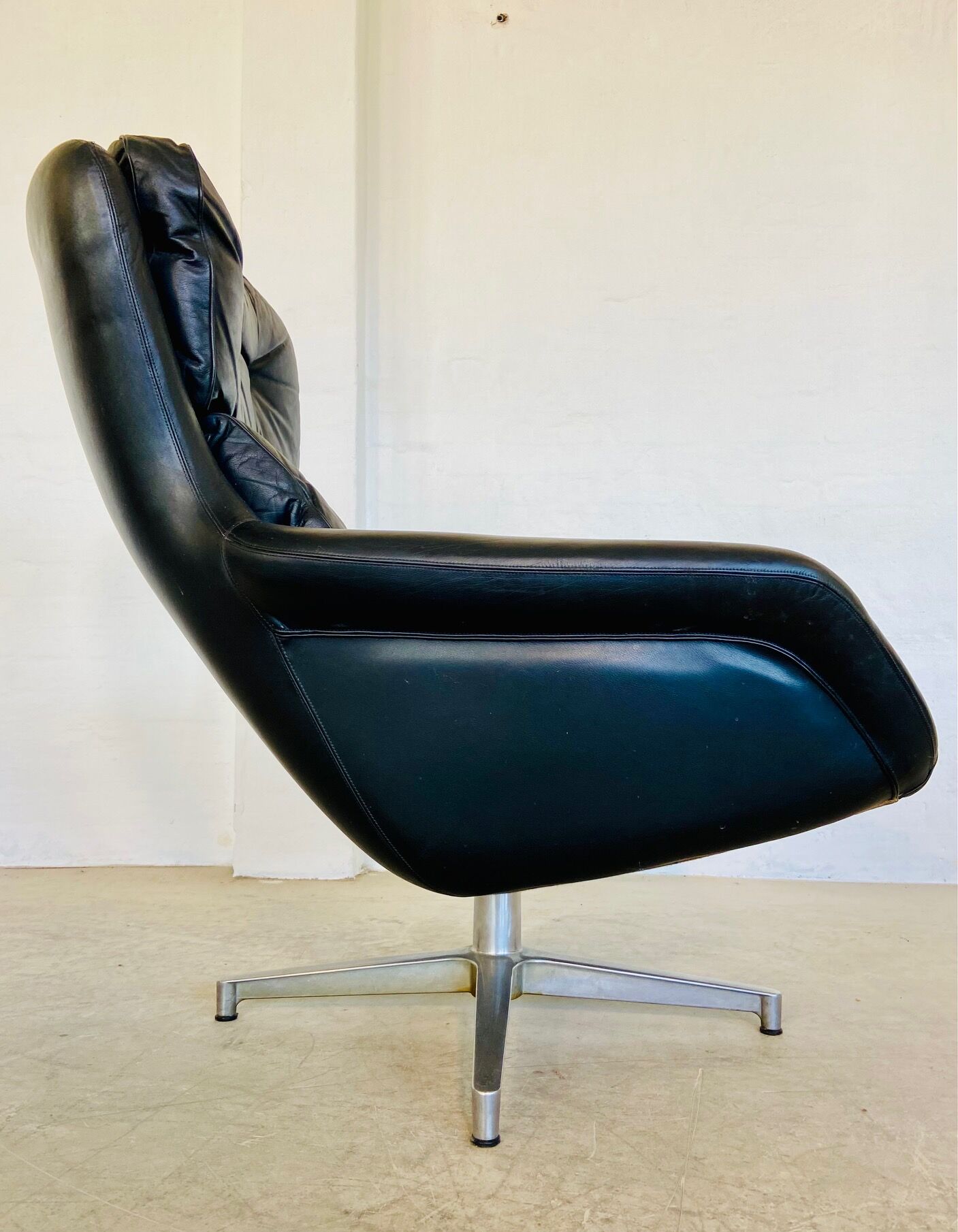 Vintage Danish swivel chair in black leather by Bramin