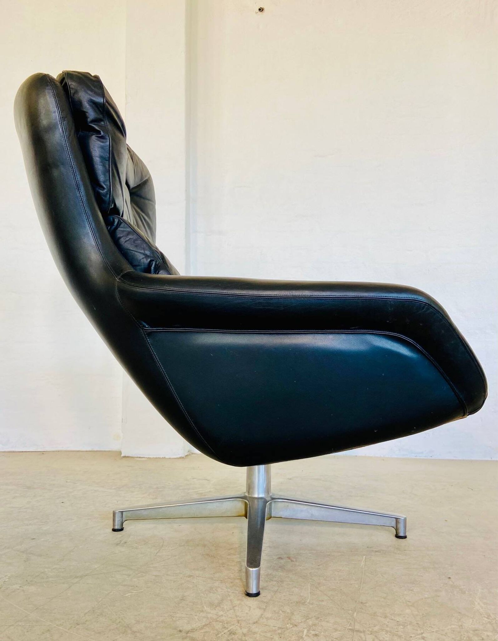 Vintage Danish swivel chair in black leather by Bramin