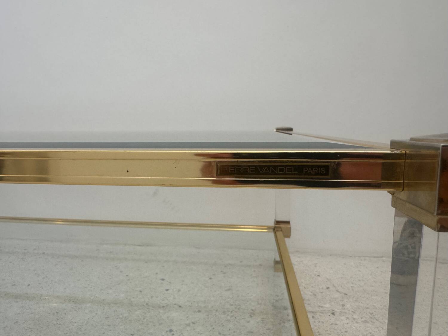 Table basse Plexi et alu doré, Pierre Vandel, 1970s