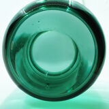 Vase en verre vert signé
