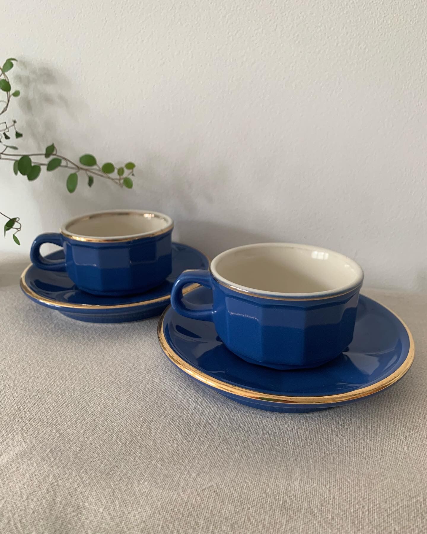 2 coffee cups and saucers