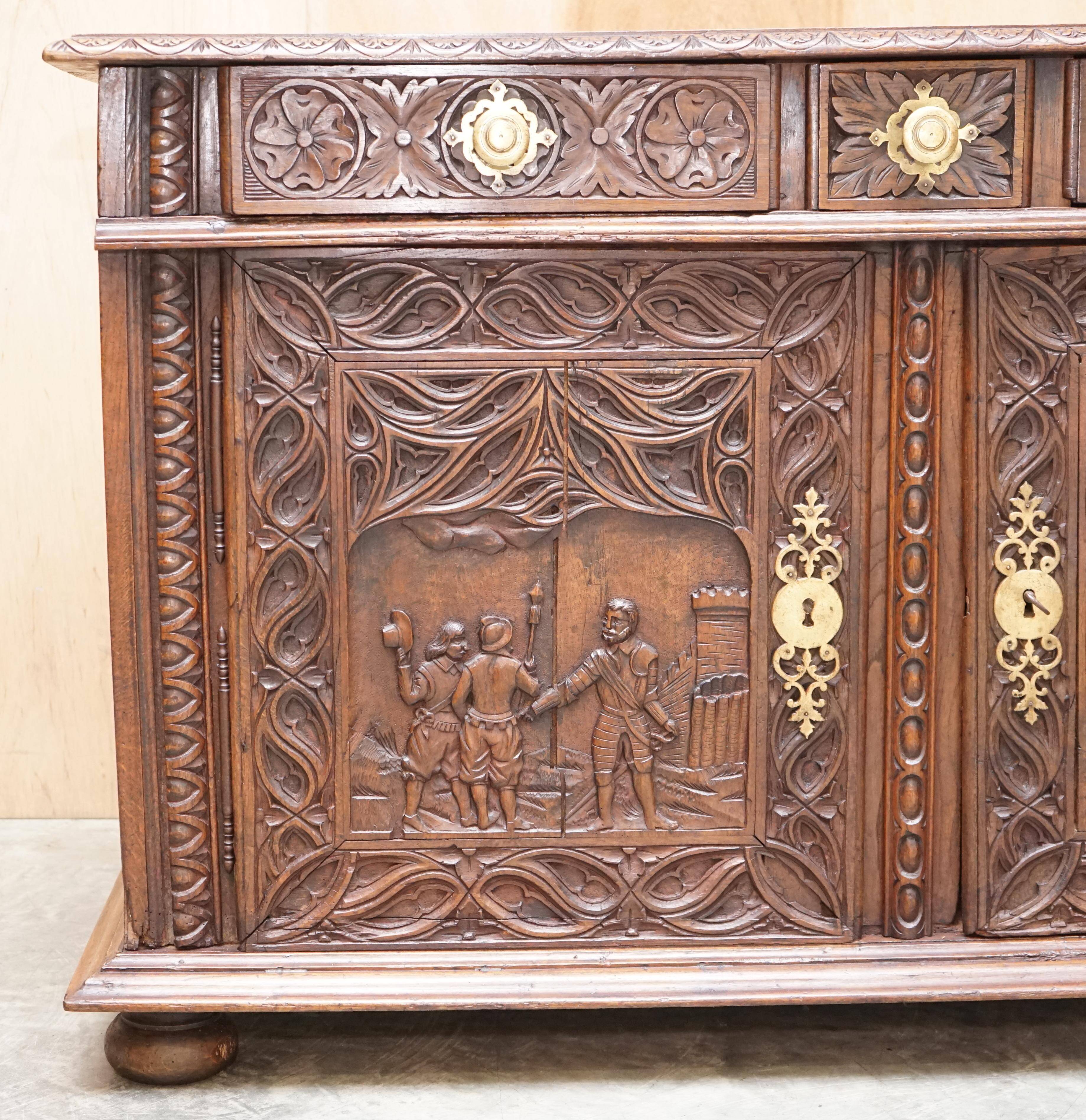 Buffet Continental en Chêne Sculpté Circa 1800 avec Panneaux Militaires
