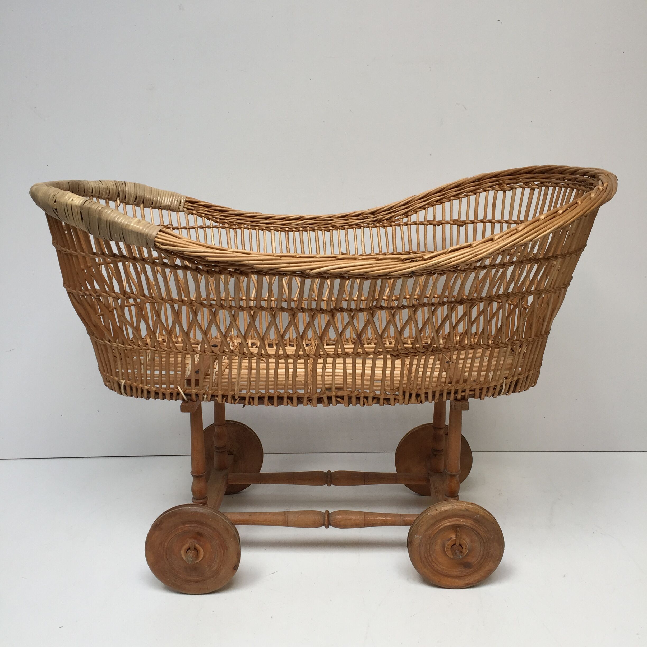 Lit bébé berceau rotin vintage