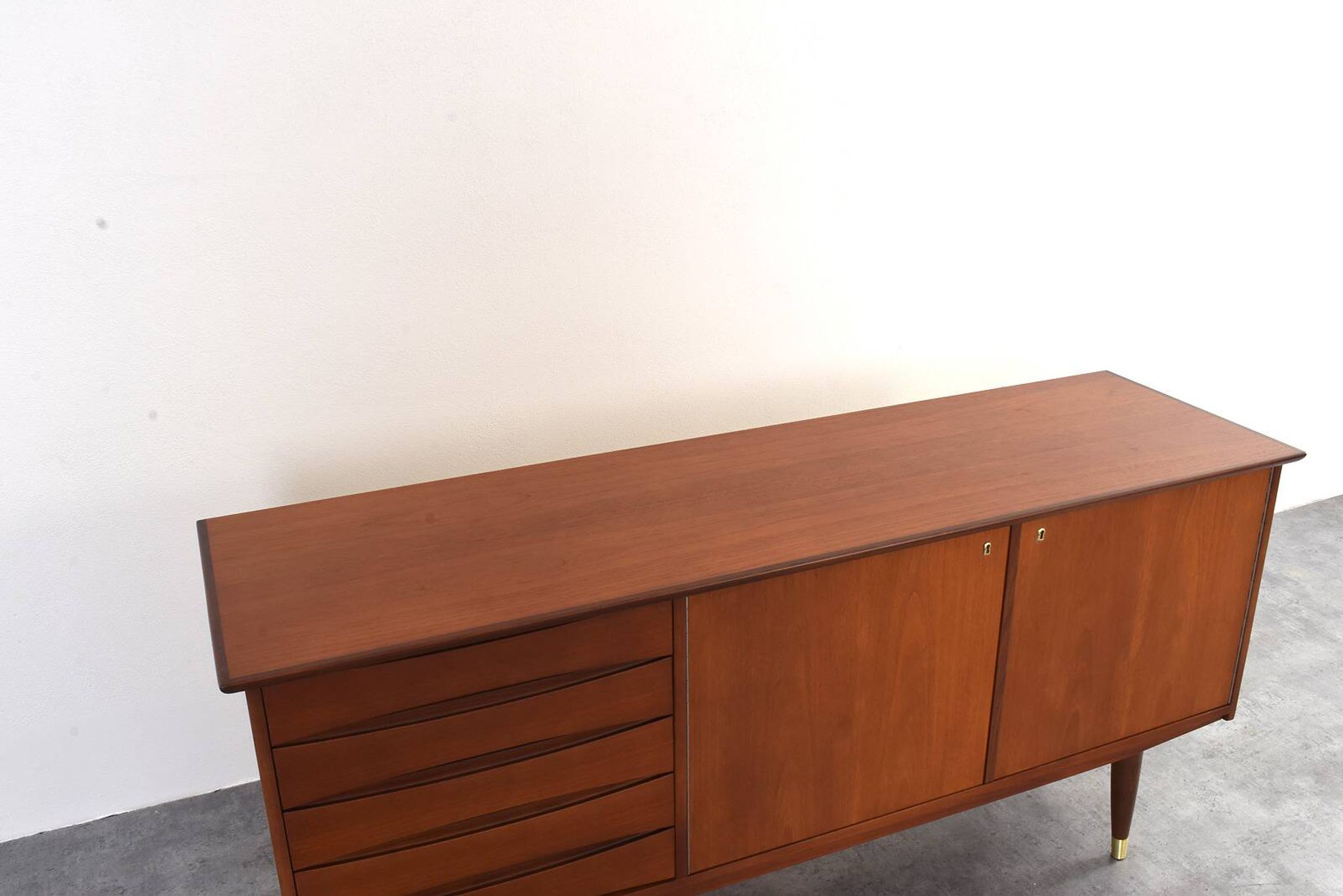 Buffet en teck du milieu du siècle par Fredrik A. Kayser, Norvège, années 1960.
