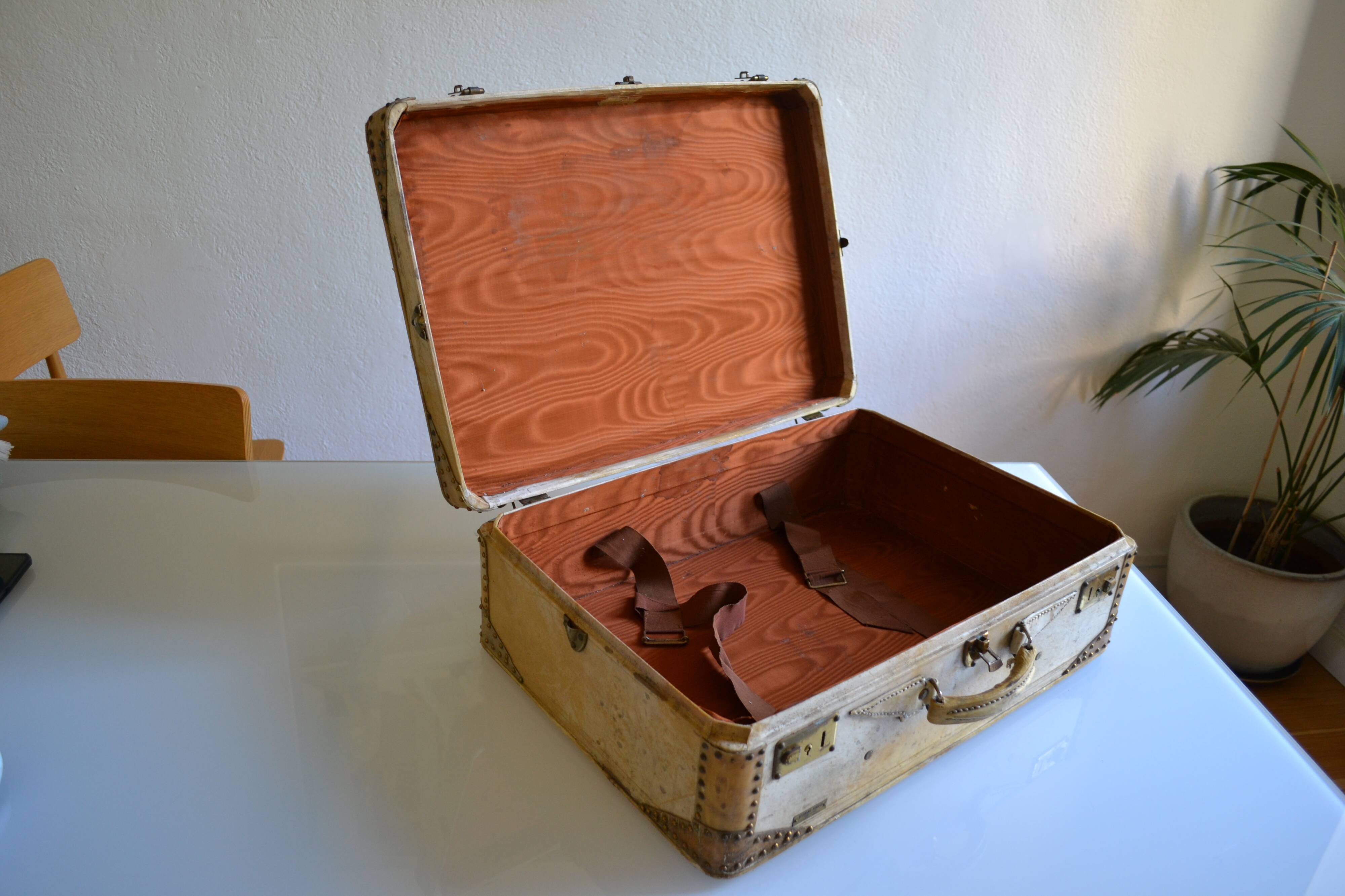 Vintage leather suitcase 1950 house Allemand-Arniaud in Marseille