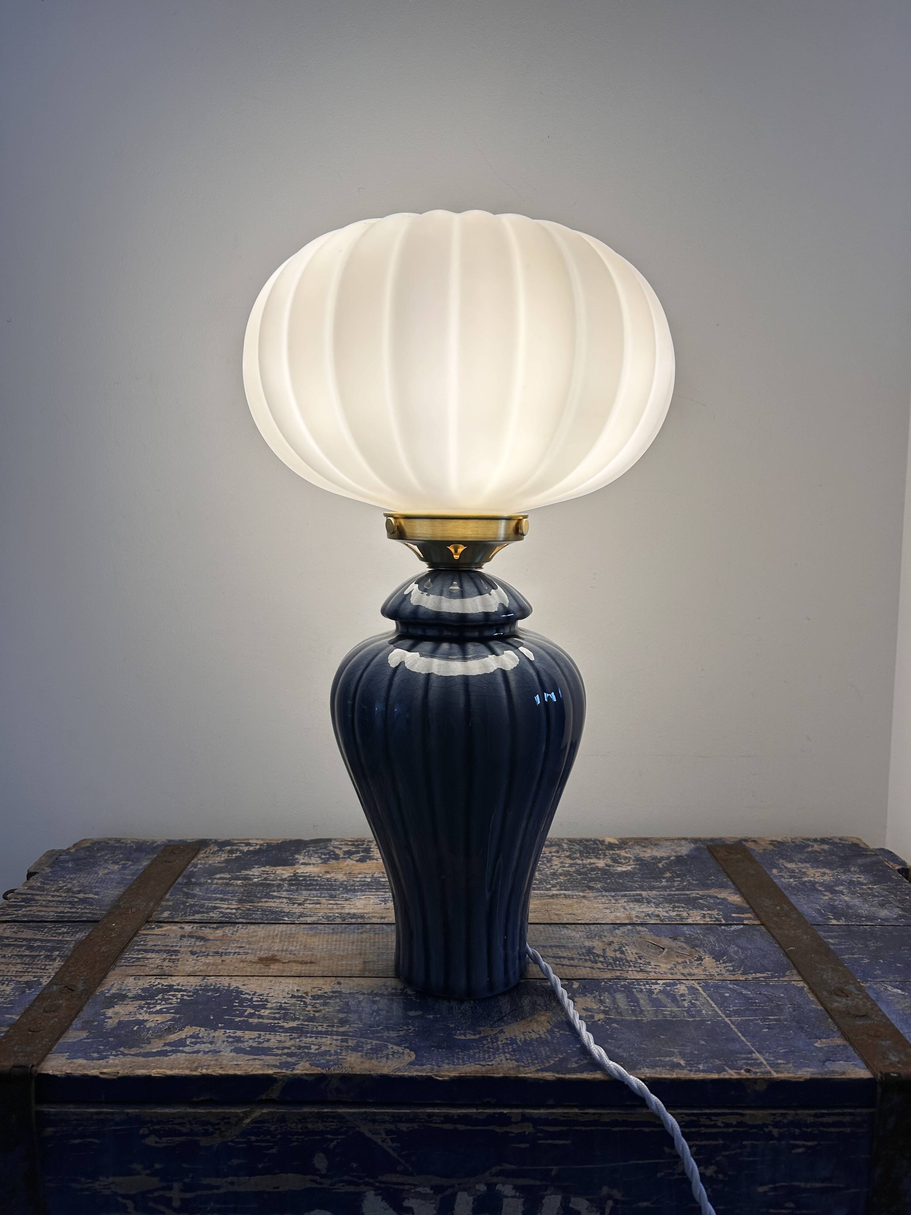 Geometric table lamp with pleated opaline shade