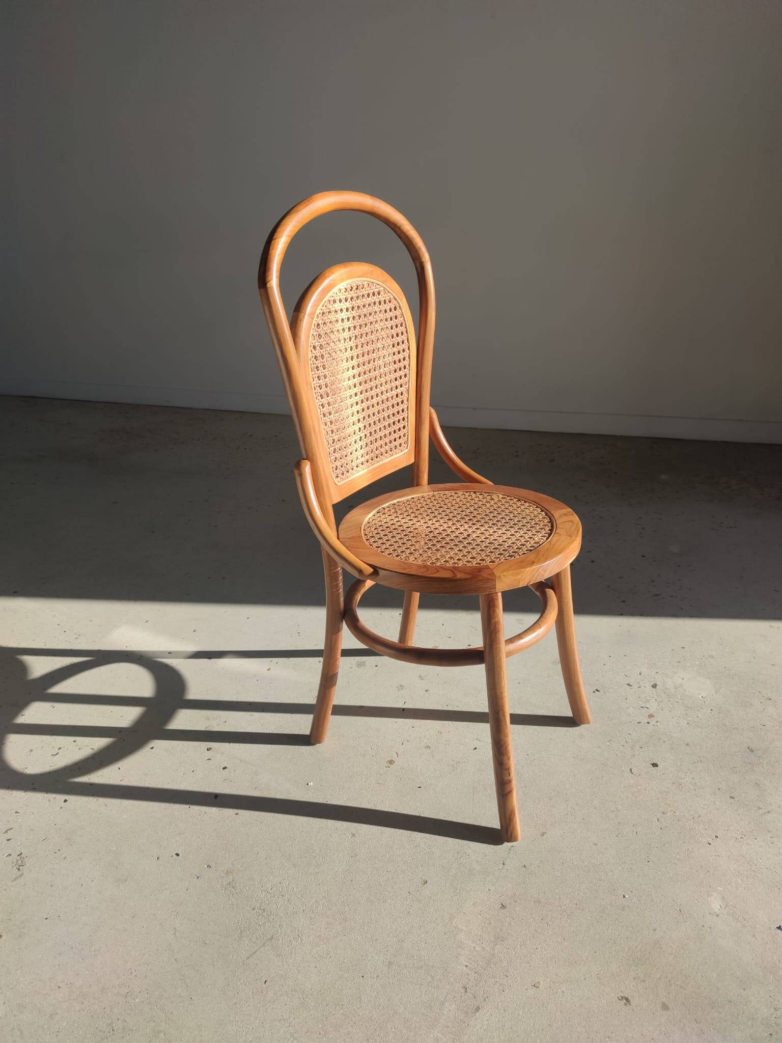 Chaise cannée en bois naturel
